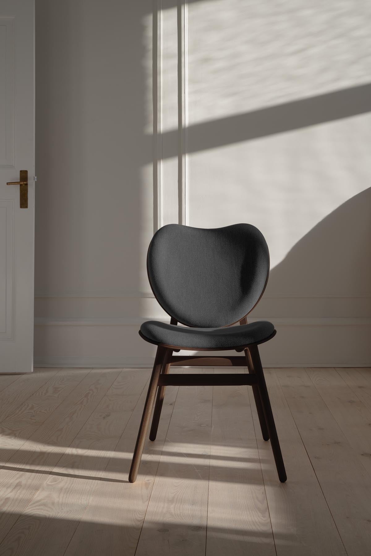 Moderner Esszimmerstuhl A Conversation Piece von Umage in Shadow, perfekt für einladende Esszimmer und gesellige Zusammenkünfte.