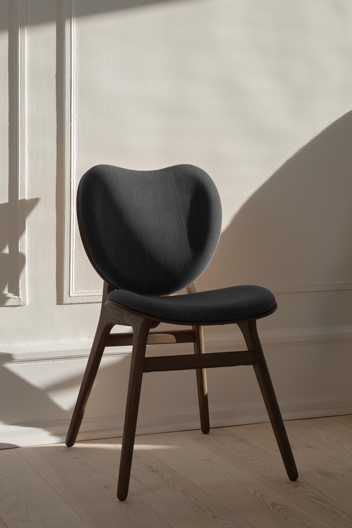 A Conversation Piece Esszimmerstuhl in Shadow präsentiert im Onlineshop von KAQTU Design AG. Stuhl ist von Umage