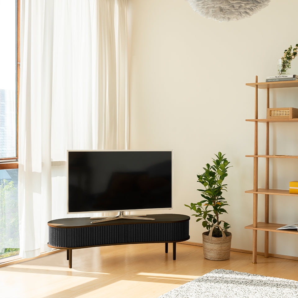 Elegante Audacious TV Bank in Charcoal, stilvoll inszeniert in modernem Wohnambiente, ideal für Ihr Zuhause.