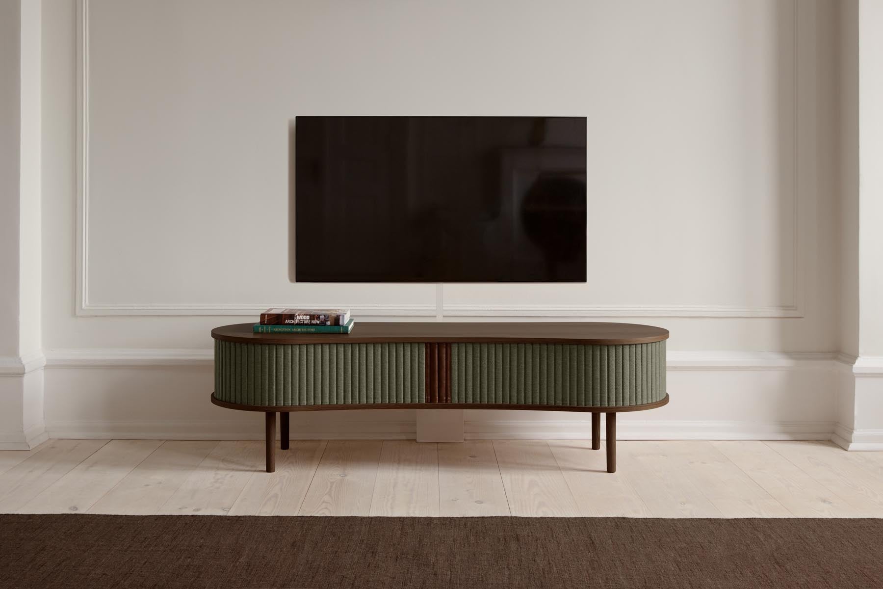 Elegante Audacious TV Bank von Umage in sanften Farben, ideal für ein modernes Wohnzimmer, vereint praktischen Stauraum mit ansprechendem Design.