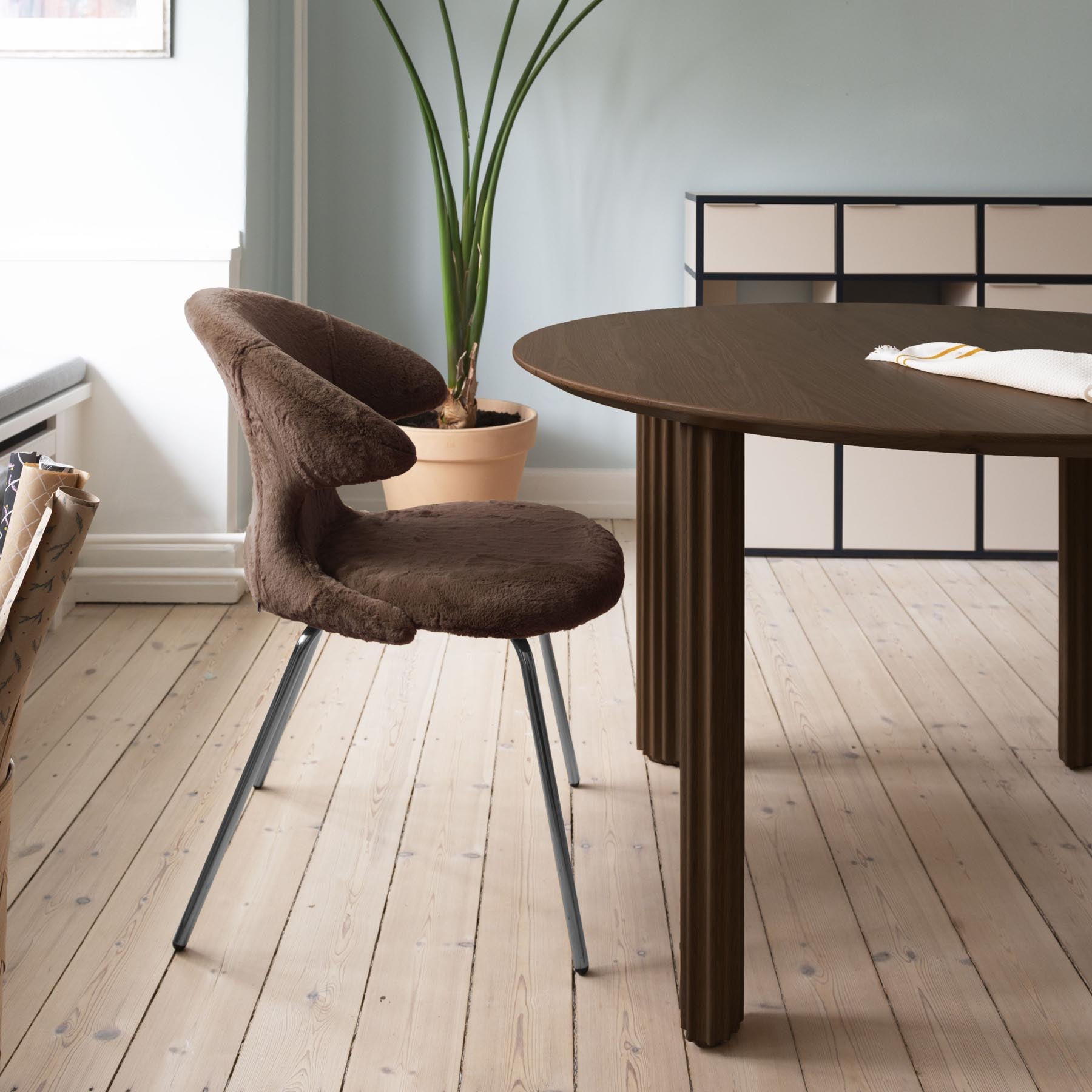 Moderner Comfort Circle Esstisch aus dunkler Eiche, perfekt für gemütliche Esszimmer und gesellige Runden, entworfen von Umage.
