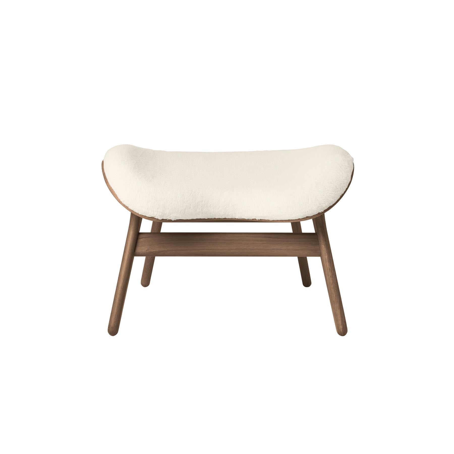 Stilvoller Ottoman in Teddy White von Umage, der mit seiner besonderen Form und gemütlichen Oberfläche zum Verweilen einlädt.