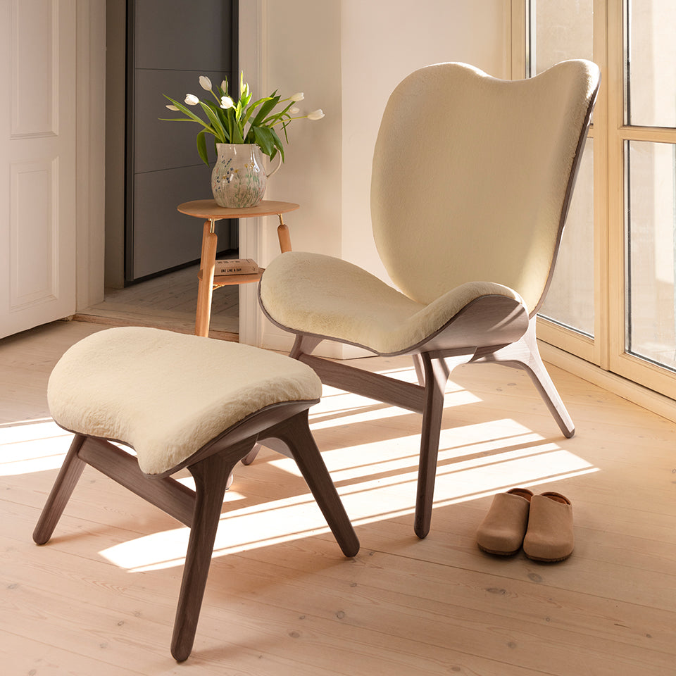Eleganter Ottoman in Teddy White von Umage, der durch sein einzigartiges Design und seine weiche Textur jeden Raum aufwertet.