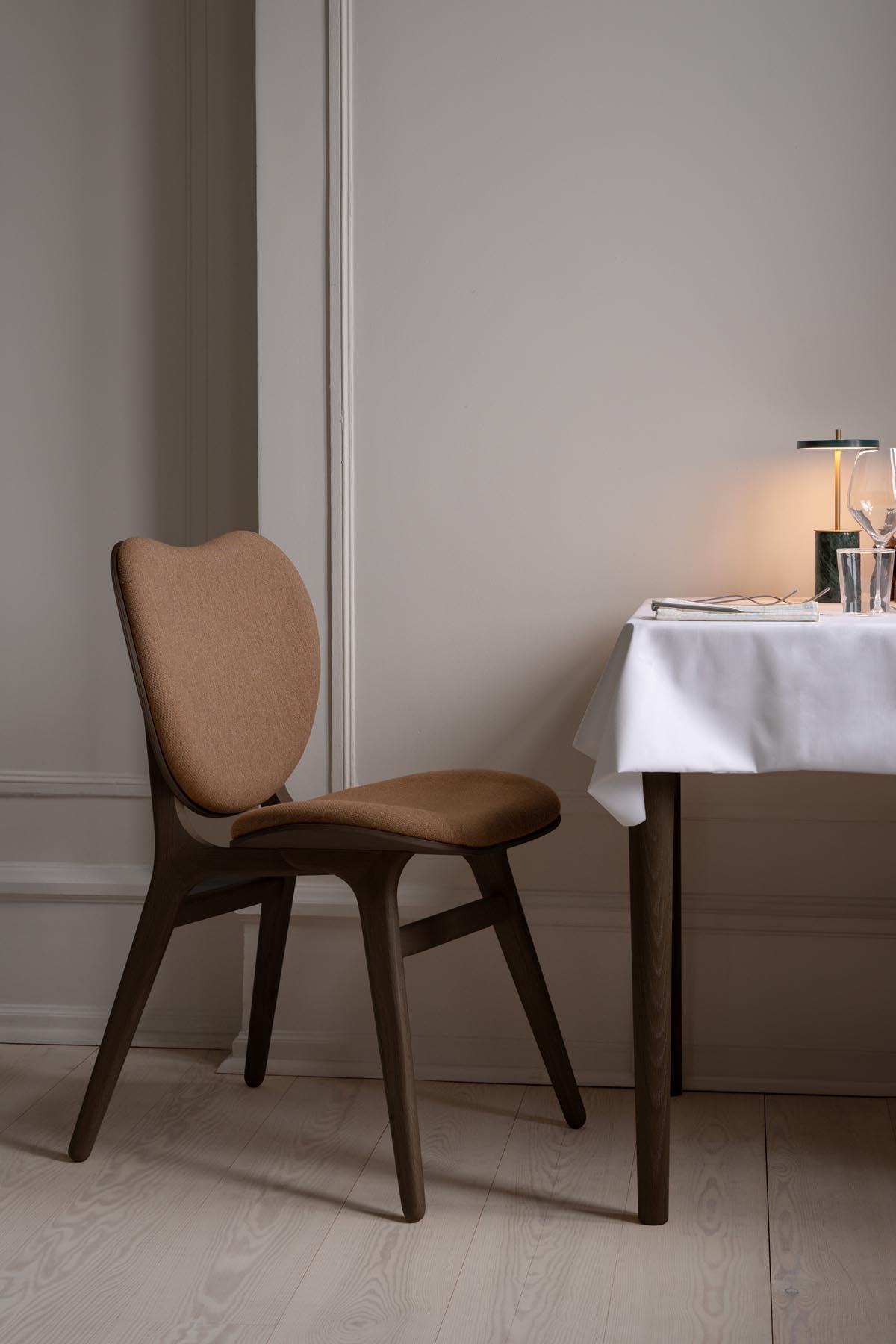 Eleganter Esszimmerstuhl A Conversation Piece von Umage in warmem Sugar Brown, ideal für gemütliche Esszimmer und gesellige Runden.