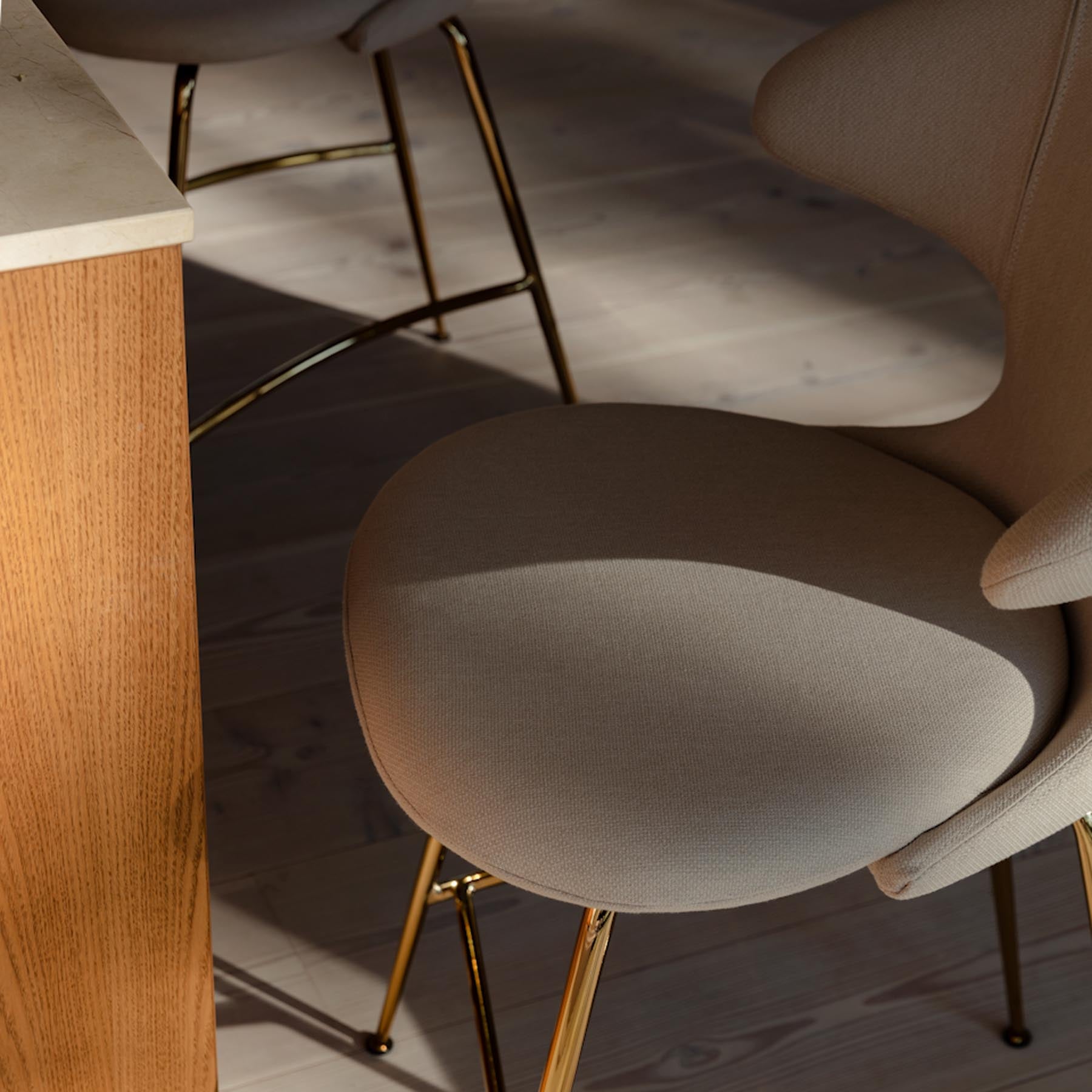 Eleganter Time Flies Counter Stuhl in White Sands von Umage, ideal für moderne Bars und Küchen, mit komfortablen Armlehnen.