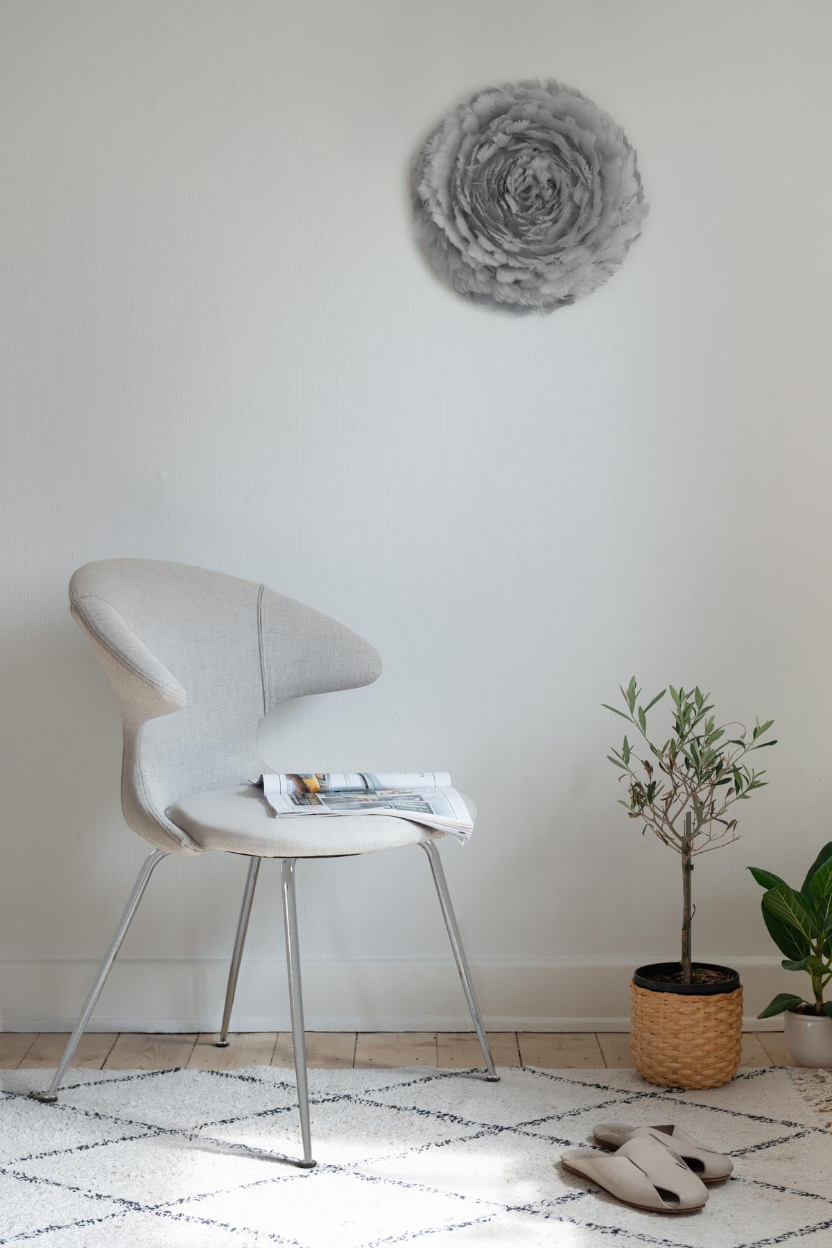 Eleganter Time Flies Stuhl mit Armlehnen in stilvollem Sterling, ideal für komfortable Sitzgelegenheiten und geschmackvolle Einrichtung.