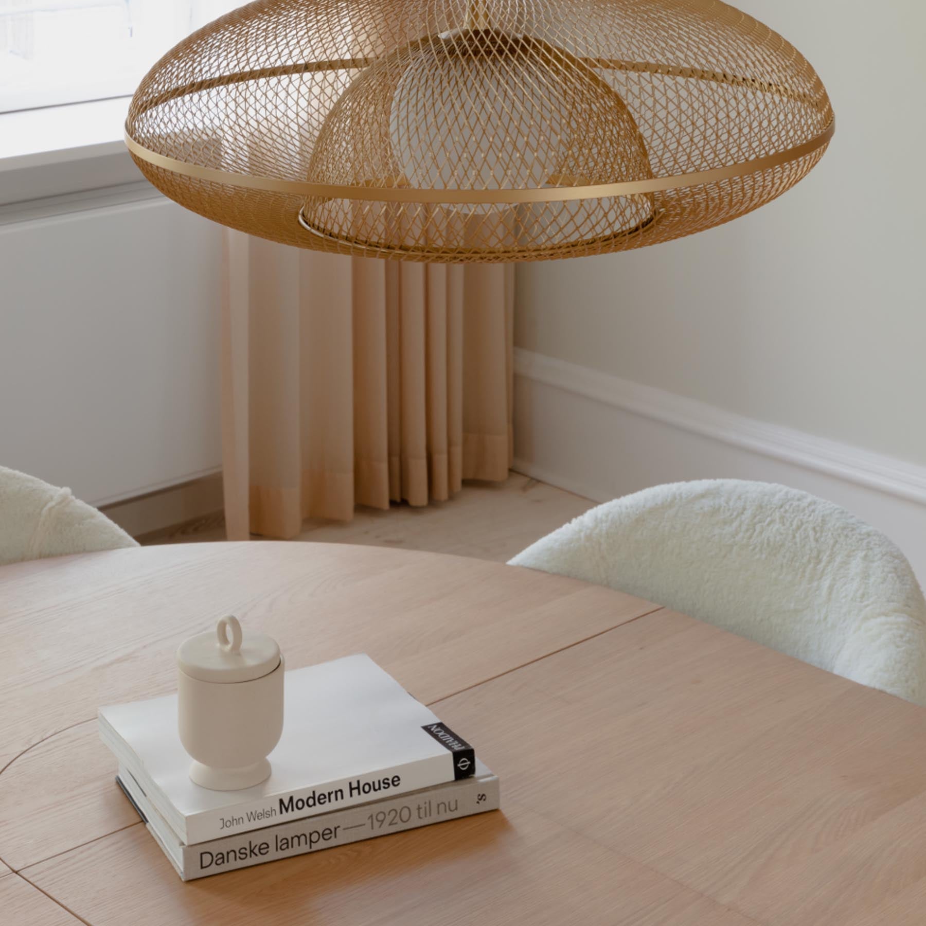 Moderner Time Flies Stuhl in Teddy White von Umage, perfekt für stilvolle Interiors, vereint Komfort und ansprechendes Design mit praktischen Armlehnen.
