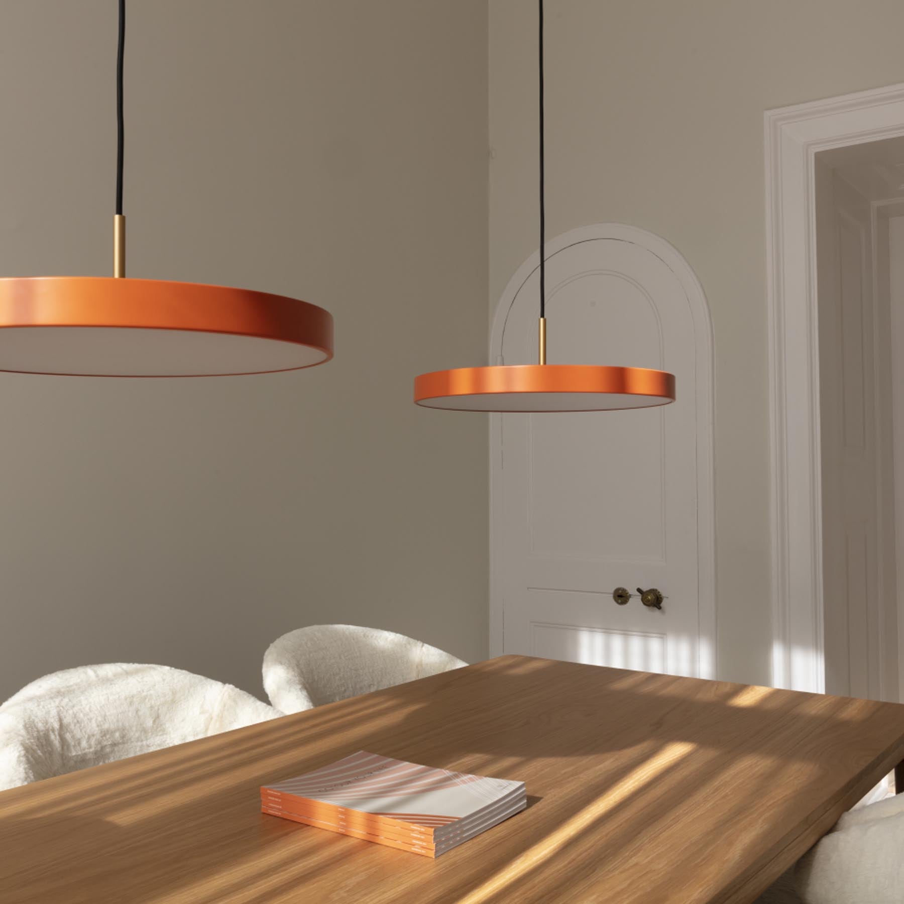 Eleganter Time Flies Stuhl in Teddy White von Umage, ideal für gemütliche Wohnräume, bietet eine harmonische Verbindung von Komfort und modernem Stil.
