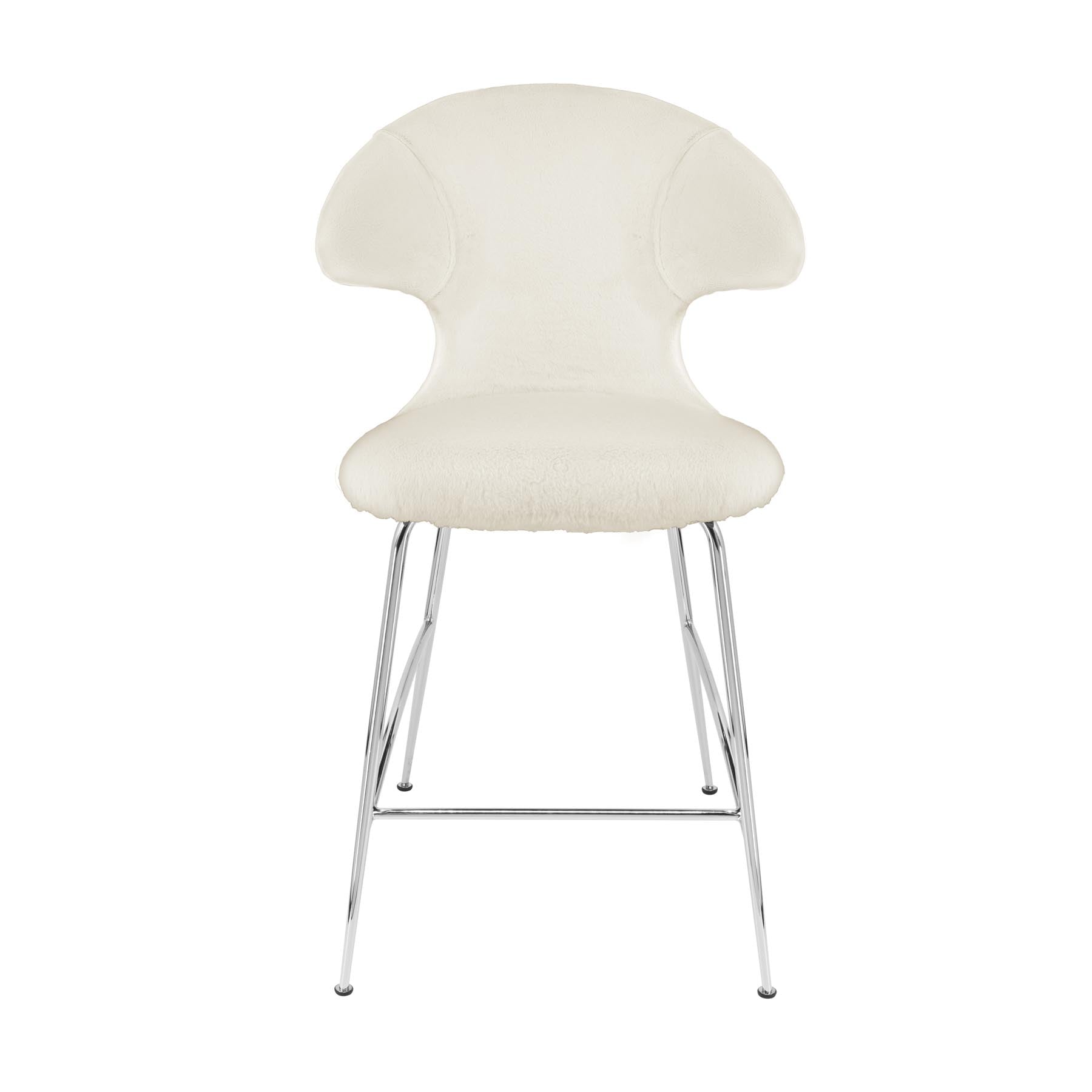 Eleganter Barstuhl Time Flies in Teddy White von Umage, ideal für moderne Räume, mit bequemen Armlehnen und ansprechendem Design.