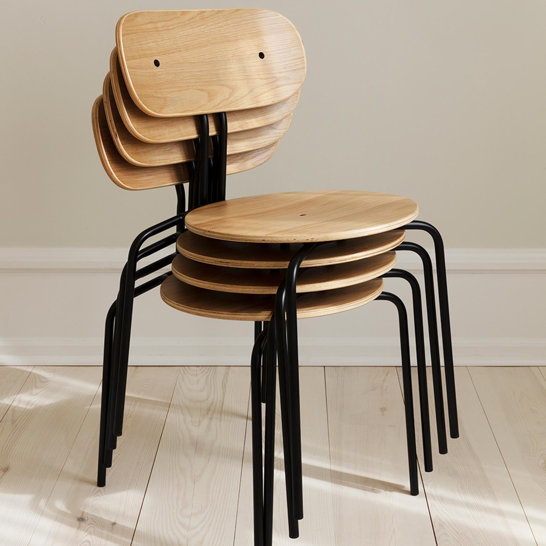 Eleganter gepolsterter Curious Stuhl von Umage, ideal für stilvolle Wohnräume und entspannte Sitzgelegenheiten.