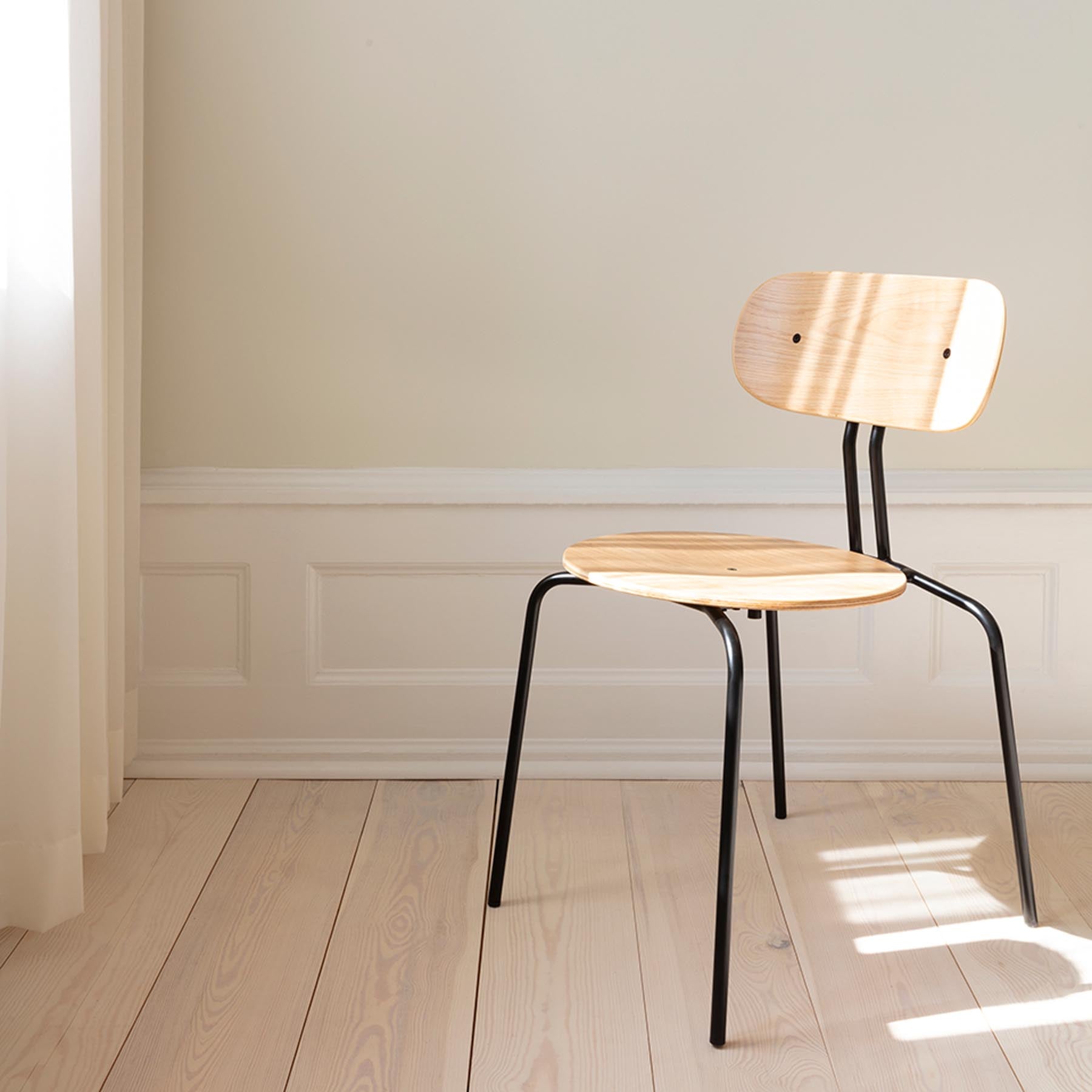 Eleganter gepolsterter Curious Stuhl von Umage, ideal für einladende Wohnräume und geschmackvolle Einrichtungselemente.