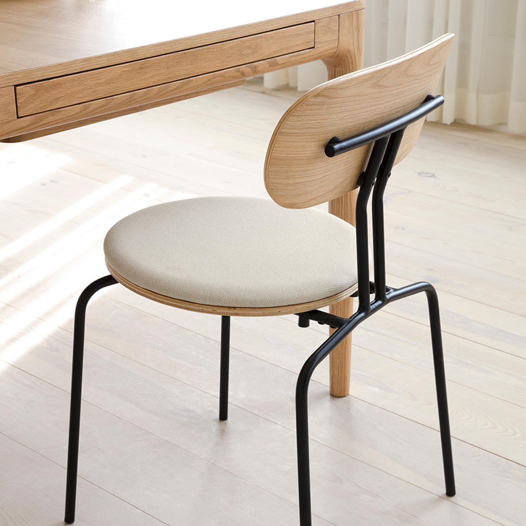 Eleganter gepolsterter Curious Stuhl von Umage, ideal für stilvolle Einrichtung und komfortable Sitzgelegenheiten in jedem Zuhause.