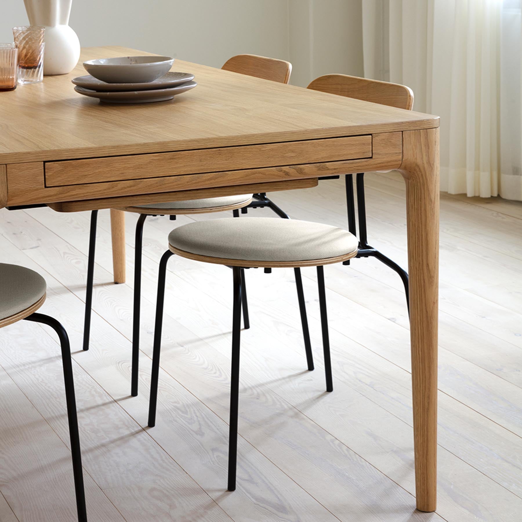 Eleganter gepolsterter Curious Stuhl von Umage, ideal für stilvolle Akzente und Komfort in jedem Raum.