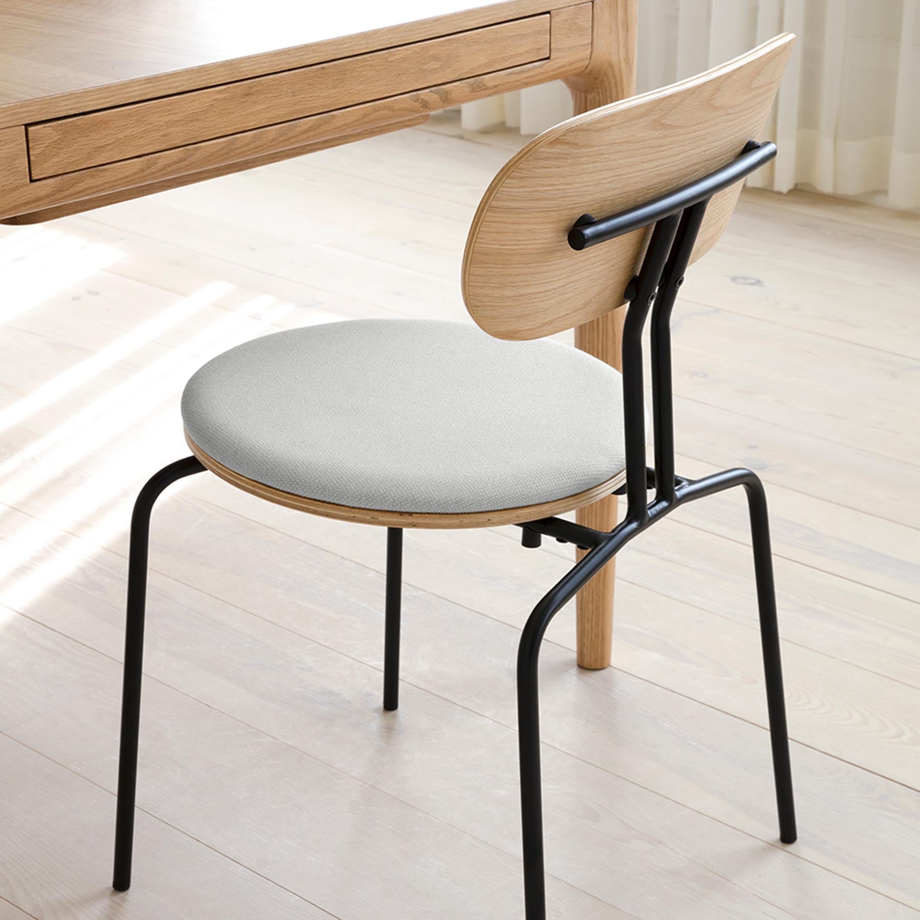Eleganter gepolsterter Curious Stuhl von Umage, ideal für stilvolle Wohnräume und komfortable Sitzgelegenheiten.