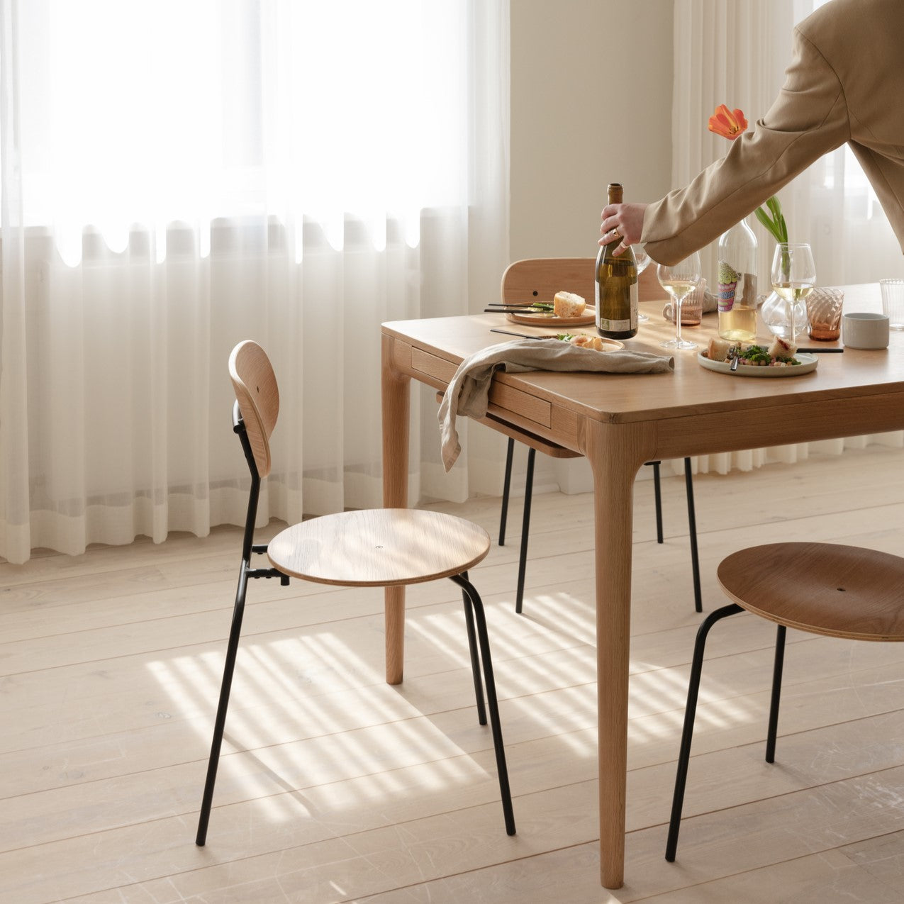 Eleganter gepolsterter Curious Stuhl von Umage, ideal für stilvolle Wohnräume und komfortable Entspannung.