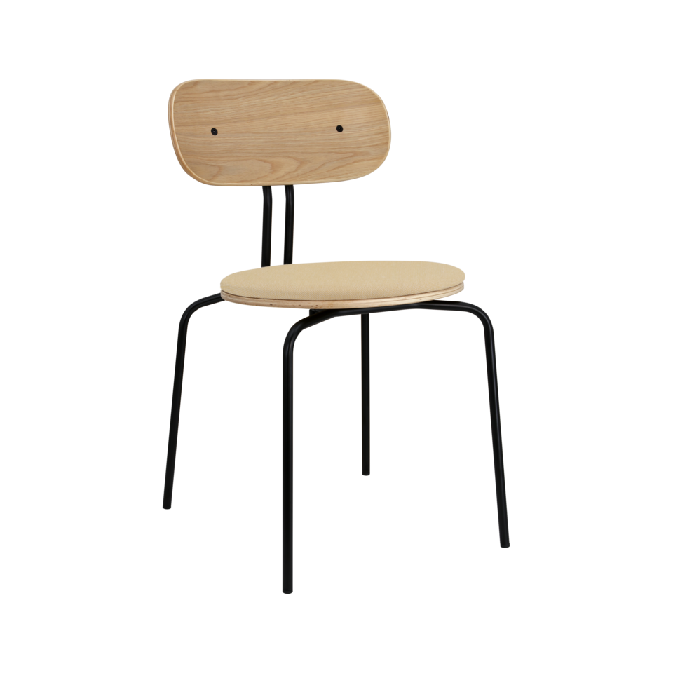 Eleganter gepolsterter Curious Stuhl von Umage, der durch sein modernes Design und hohen Komfort besticht, perfekt für stilvolle Wohnräume.