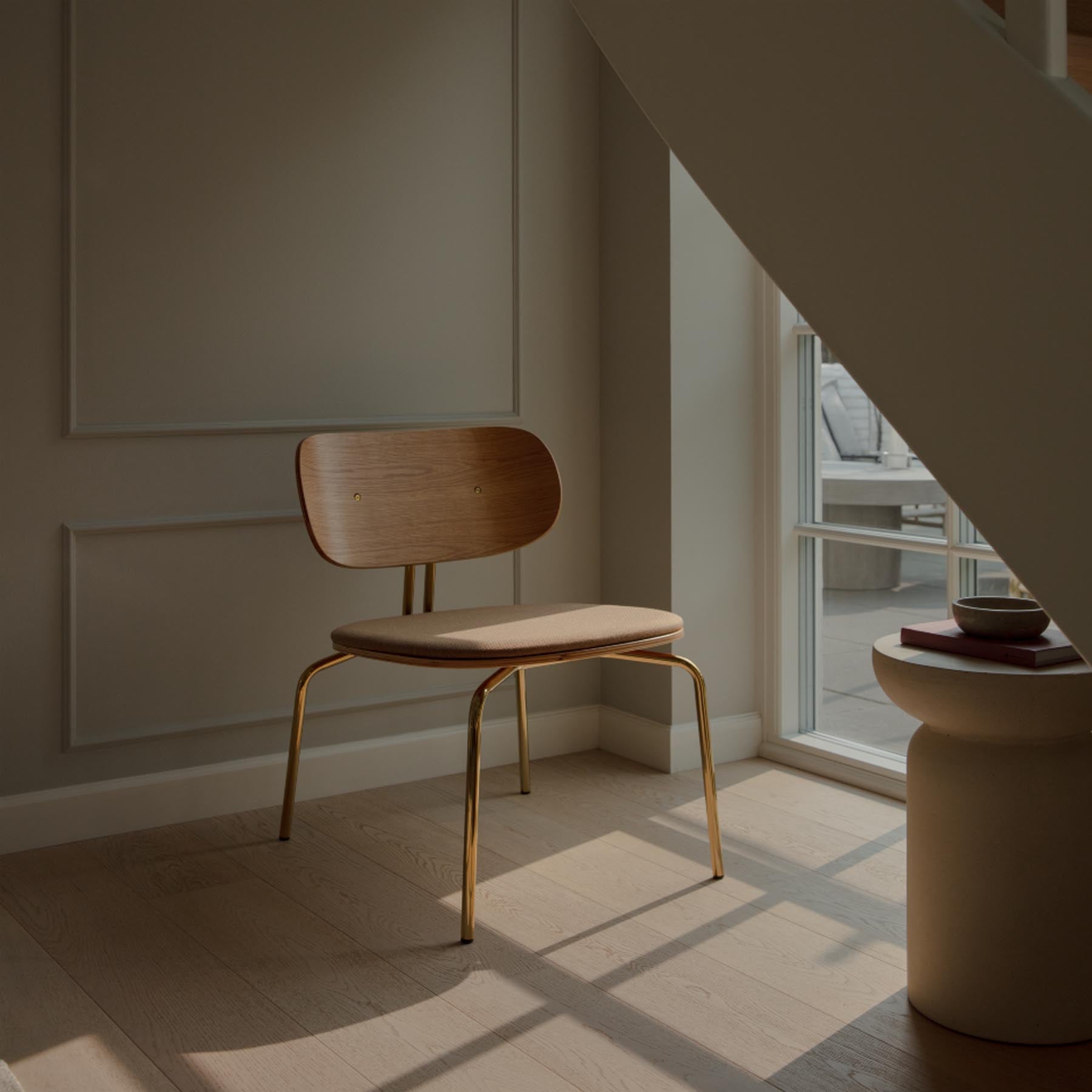 Eleganter Curious Sessel in warmem Sugar Brown, ideal für stilvolle Wohnräume, präsentiert von Umage.