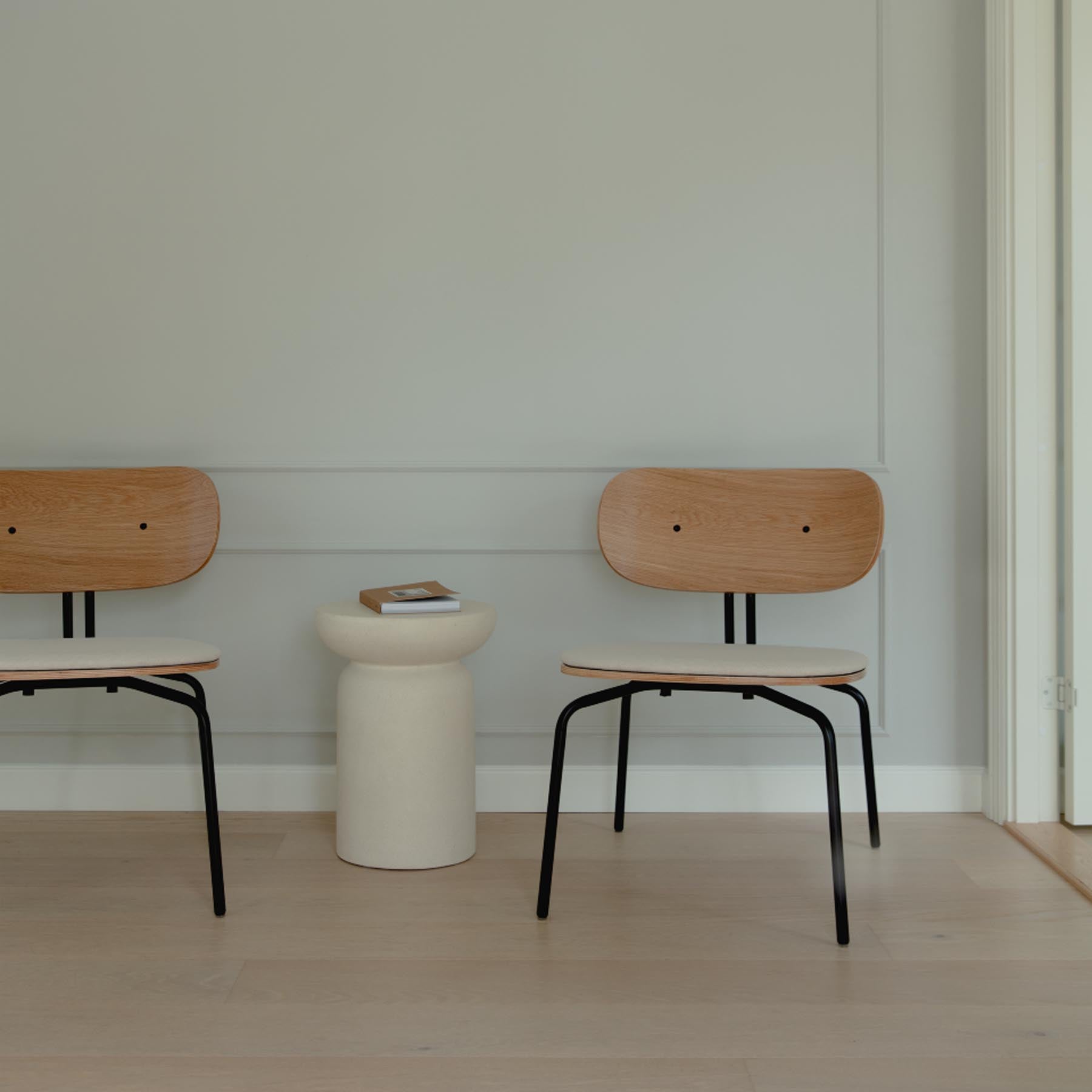 Eleganter Curious Sessel von Umage in stilvollem Sterling, ideal für moderne Wohnräume und gemütliche Leseecken.