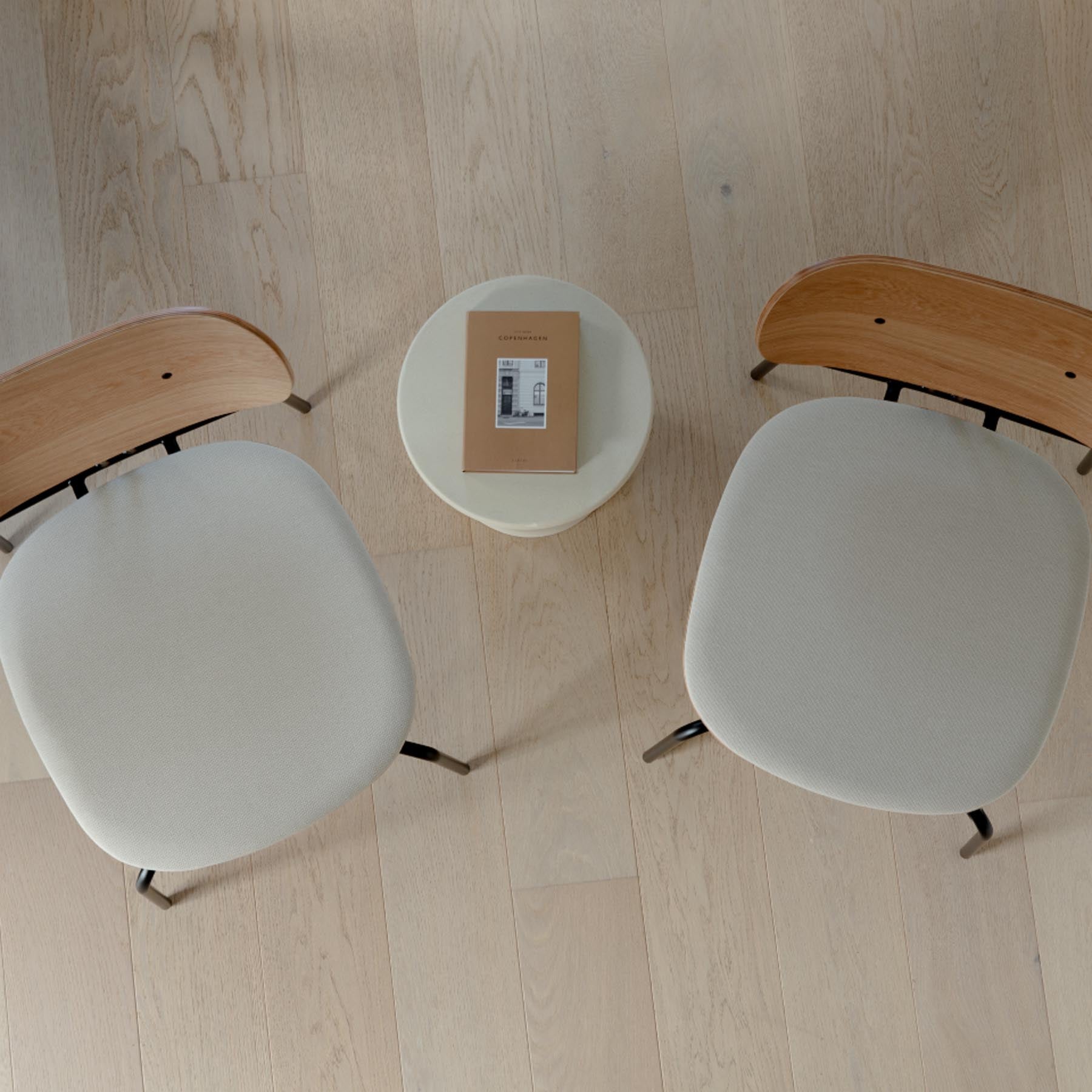 Moderner Curious Sessel von Umage in ansprechendem Sterling, perfekt für stilvolle Interiors und entspannte Leseecken.