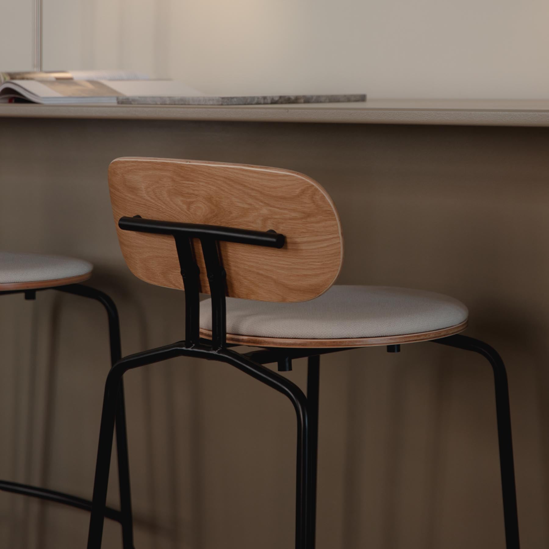 Eleganter Curious Barstuhl von Umage in stilvollem Sterling, ideal für moderne Bars und gemütliche Wohnbereiche. Komfort trifft auf zeitgemäßes Design.