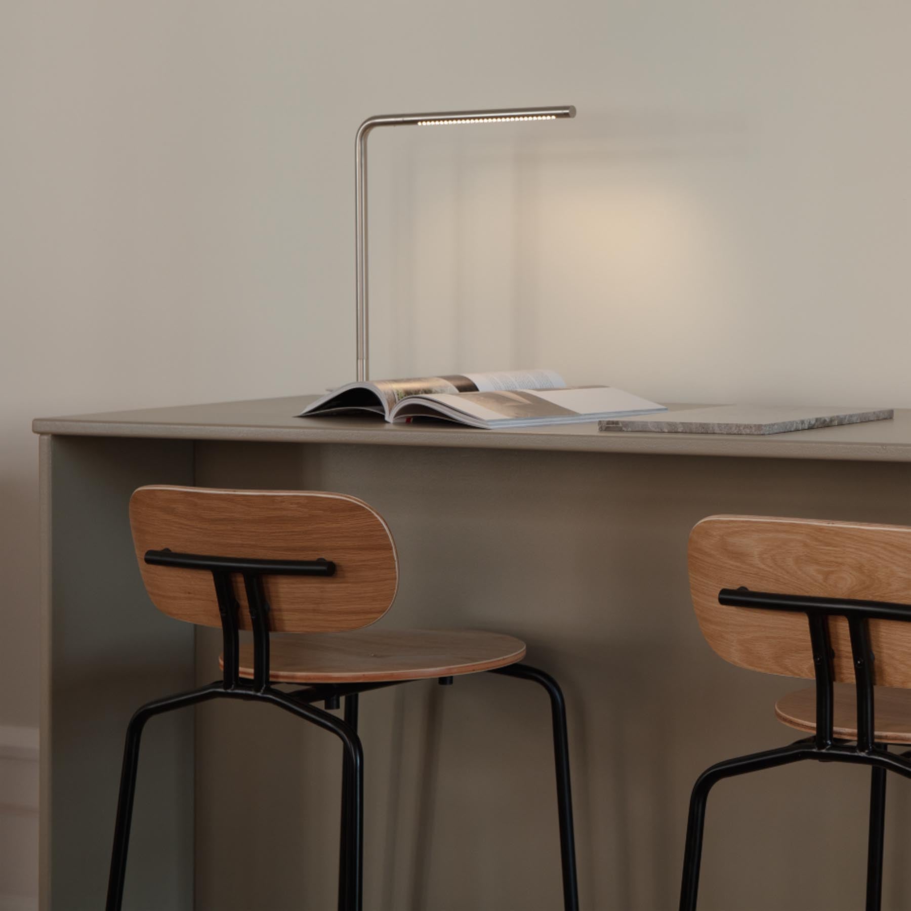 Moderner Curious Barstuhl von Umage in Monrose, perfekt für trendbewusste Räume, vereint Komfort und ästhetisches Design.
