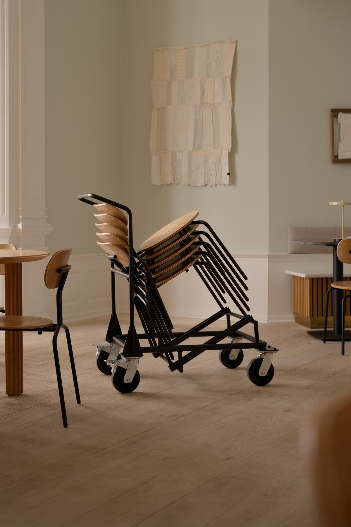 Der Curious Trolley von Umage ist ein eleganter, mobiler Aufbewahrungstrolley, der Funktionalität und Stil in jedem Wohnraum vereint.