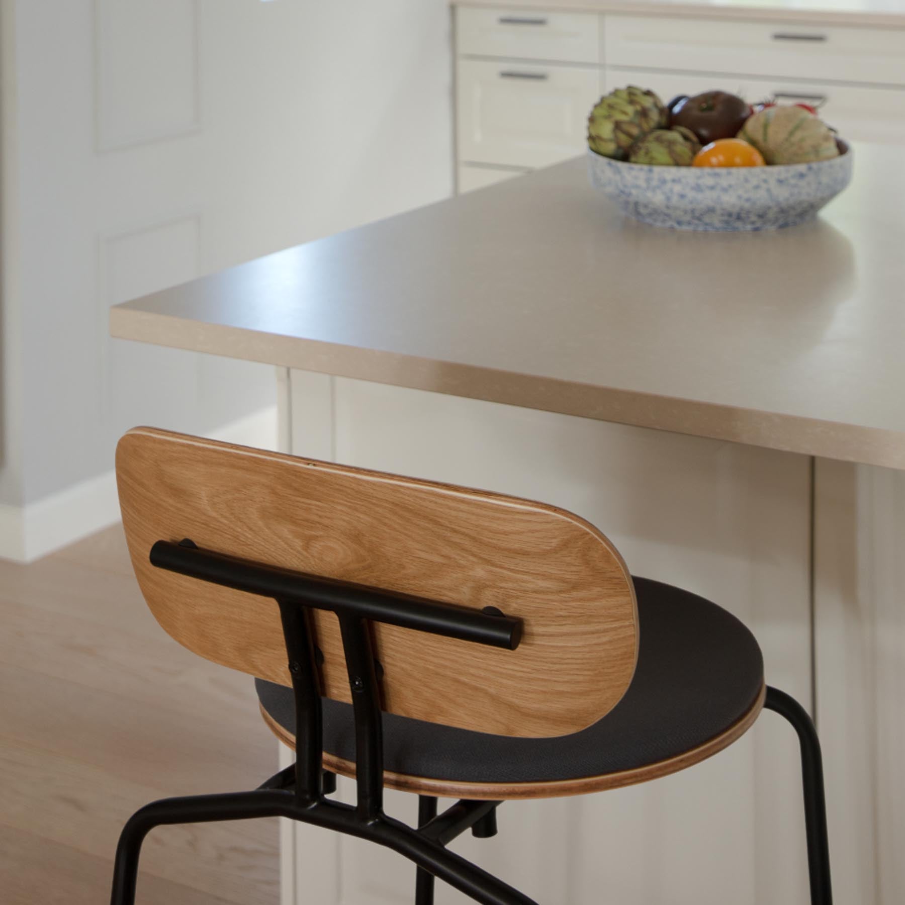 Stylischer Curious Counter-Stuhl von Umage in Shadow, perfekt für trendige Bars und Essbereiche, bietet hohen Sitzkomfort und modernes Flair.