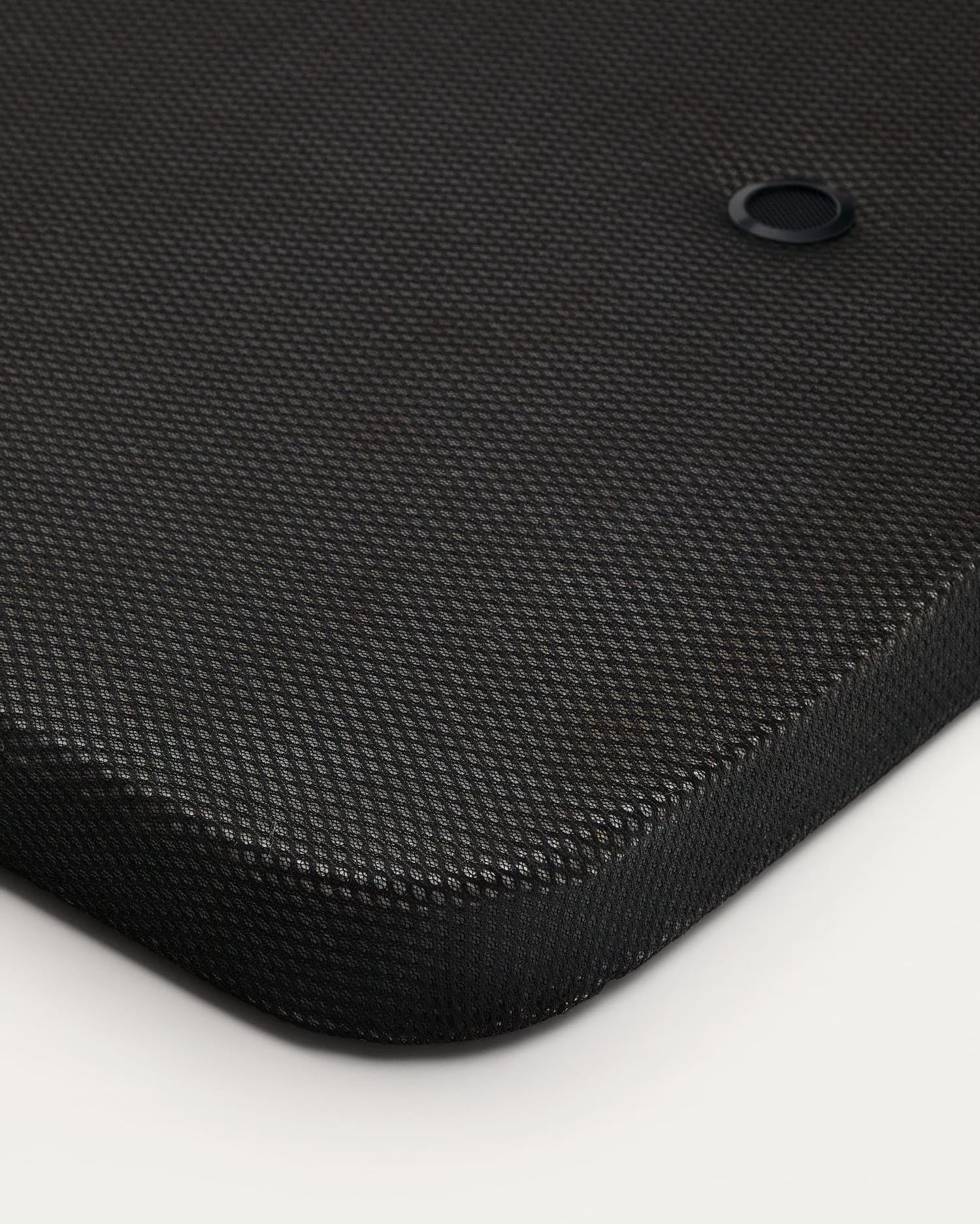 Entdecken Sie das Under Bettgestell 90 x 190 cm von Kave Home: stilvoll, gepolstert mit 3D-Stoff und ideal für erholsame Nächte.