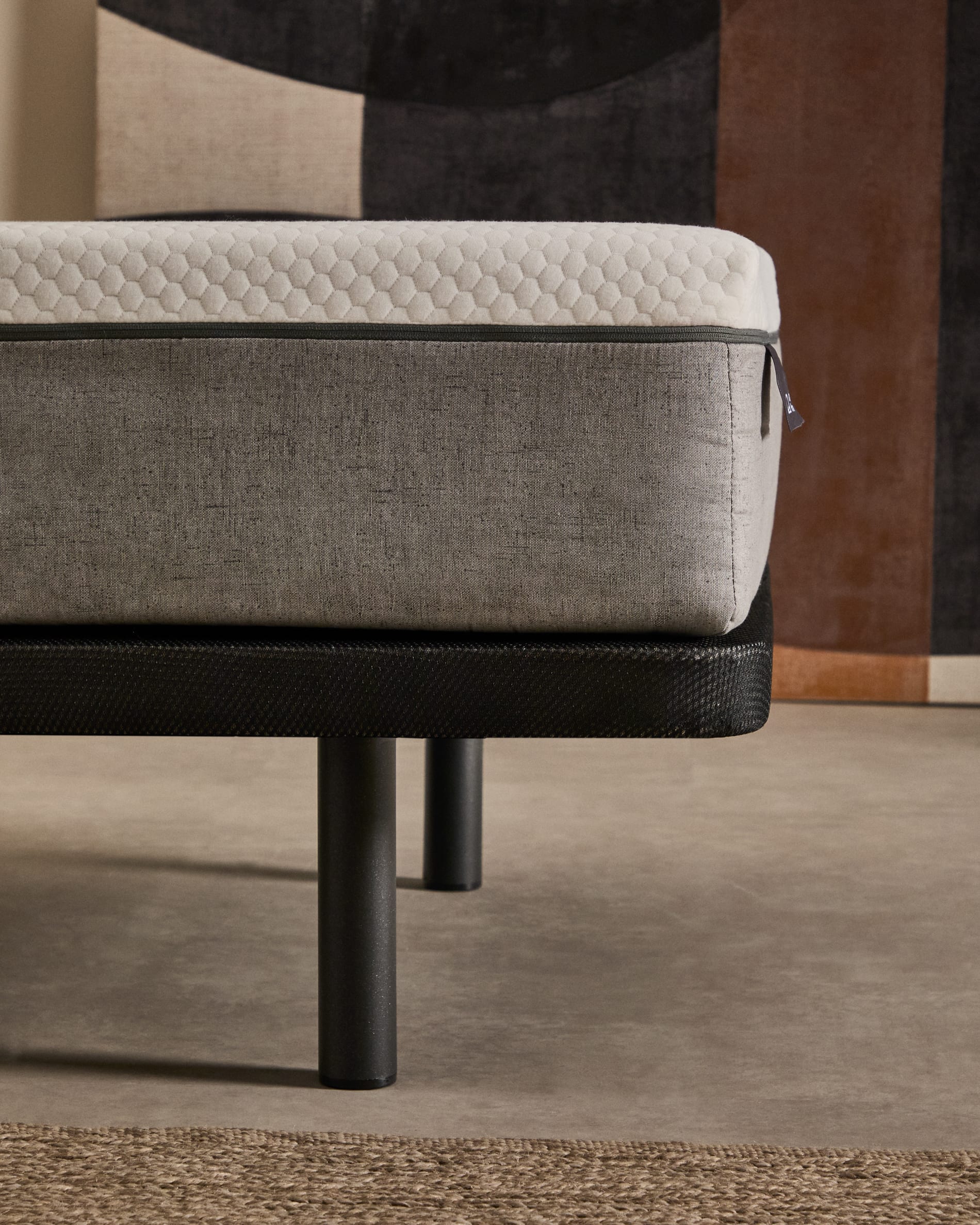 Das Under Bettgestell 90x200 cm von Kave Home bietet modernes Design und Funktionalität für Ihr Schlafzimmer.