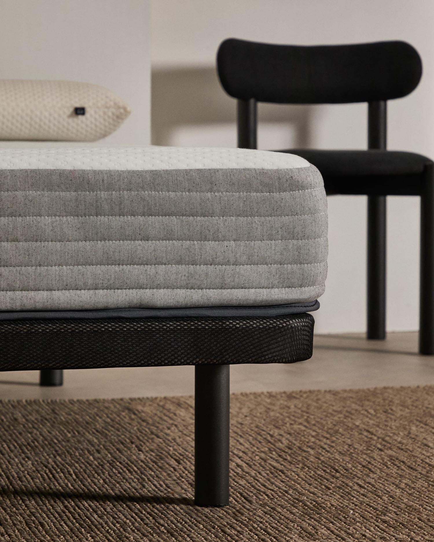 Stilvolles Bettgestell aus Holz, 135x190 cm, von Kave Home. Modernes Design, ideal für jedes Schlafzimmer.