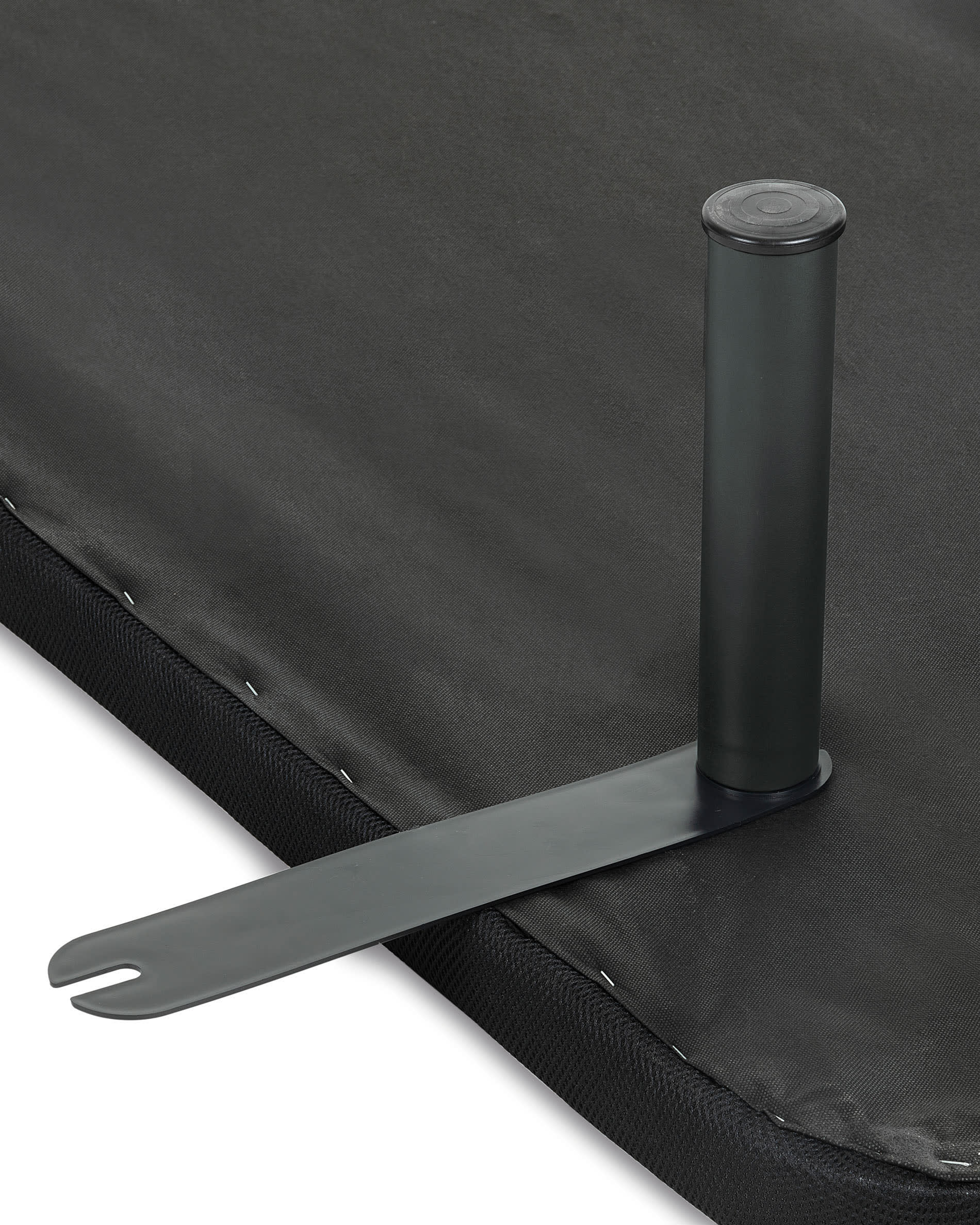 Modernes Under Bettgestell von Kave Home, gepolstert mit strapazierfähigem 3D-Stoff. Ideal für Matratzen 160x200 cm, vereint Eleganz und Funktionalität.