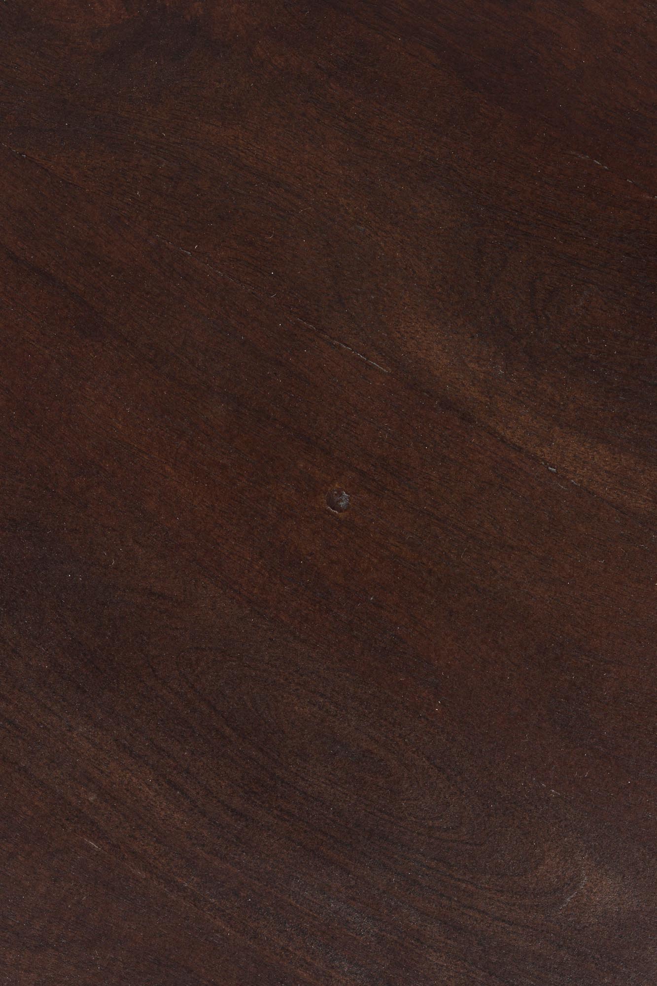 Der Beistelltisch Izzy von White Label Living kombiniert elegantes Design mit praktischer Vielseitigkeit. Aus robustem Mango-Holz gefertigt, bringt er natürliche Wärme in Ihr Zuhause.