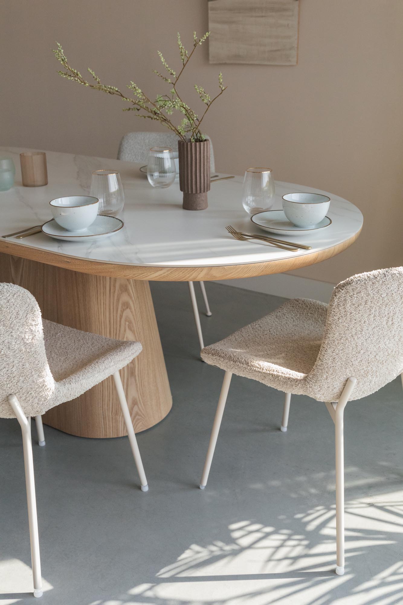Almira Esstisch Oval: Elegantes Design aus robustem MDF, ideal für stilvolle Esszimmer. Perfekt für gemeinsame Momente.