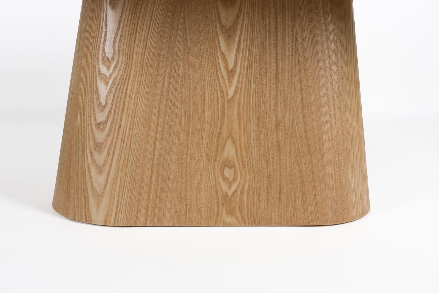 Eleganter ovaler Esstisch von White Label Living, gefertigt aus langlebigem MDF. Ideal für gesellige Momente im modernen Esszimmer.