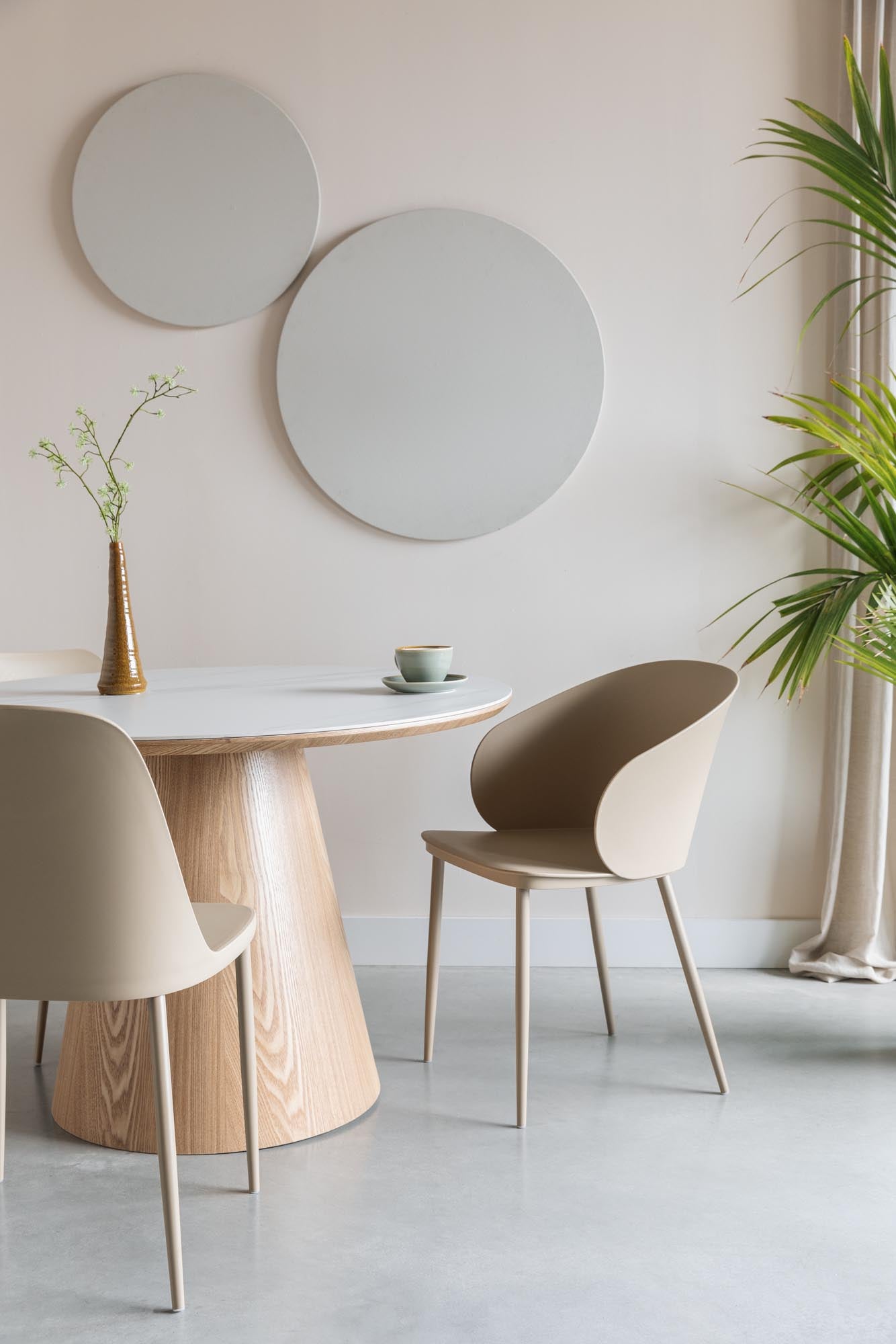 Der Almira Esstisch Round von White Label Living begeistert mit seiner runden Form und eleganten Ausstrahlung, perfekt für gesellige Runden.