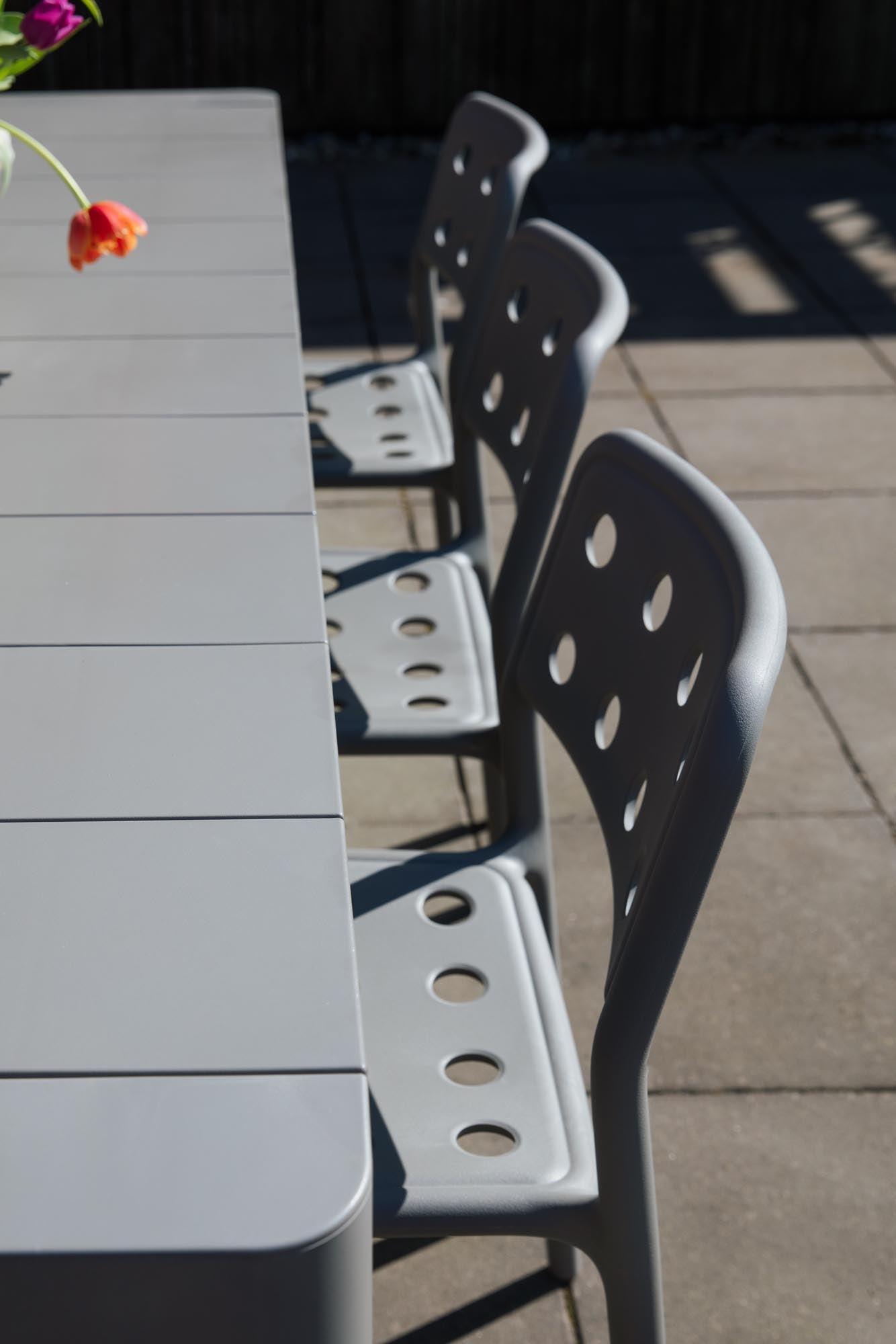 Entdecken Sie den eleganten Gartenstuhl Serra Grey von White Label Living – robust, pflegeleicht und ideal für jeden Außenbereich.