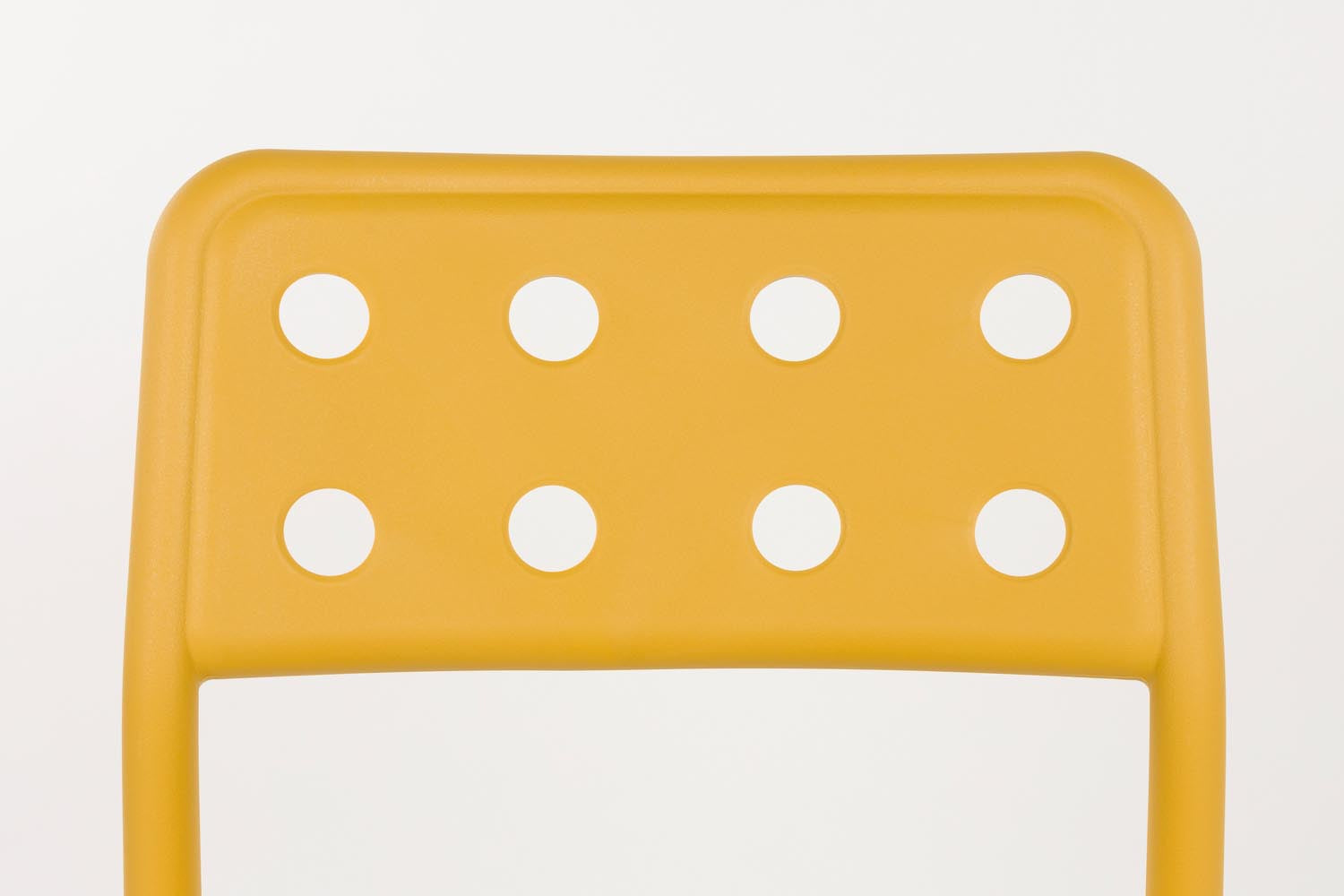 Der Serra Ochre Gartenstuhl von White Label Living bringt frischen Stil in Ihren Außenbereich. Vielseitig einsetzbar, robust und elegant.