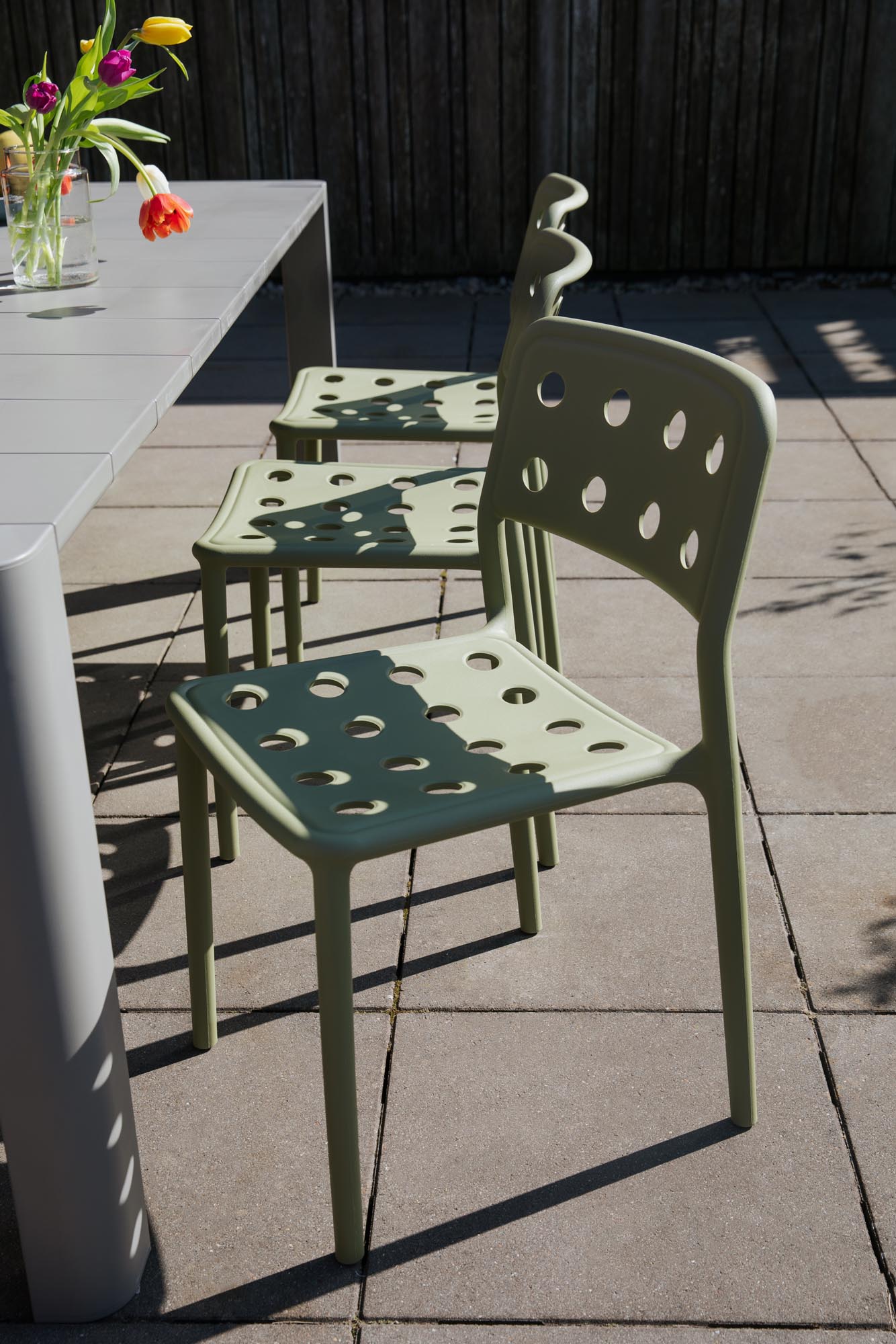 Der Serra Gartenstuhl in Ochre von White Label Living bietet stilvolle Eleganz und Vielseitigkeit für jeden Außenbereich. Wetterfest und robust.