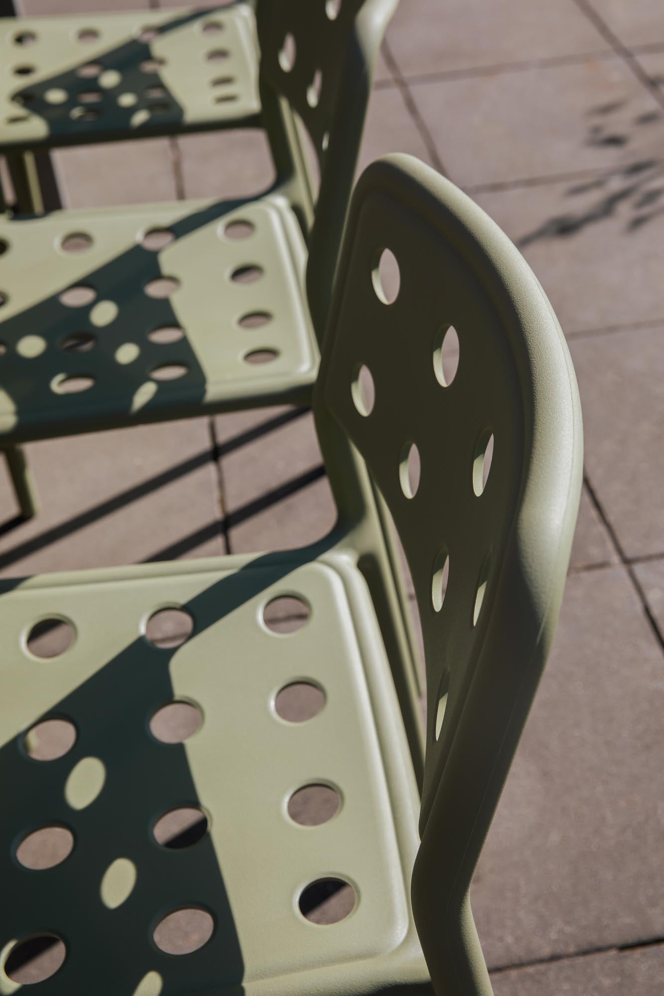 Verleihen Sie Ihrem Außenbereich mit dem Serra Green Gartenstuhl von White Label Living einen modernen Akzent. Wetterfest und vielseitig einsetzbar!