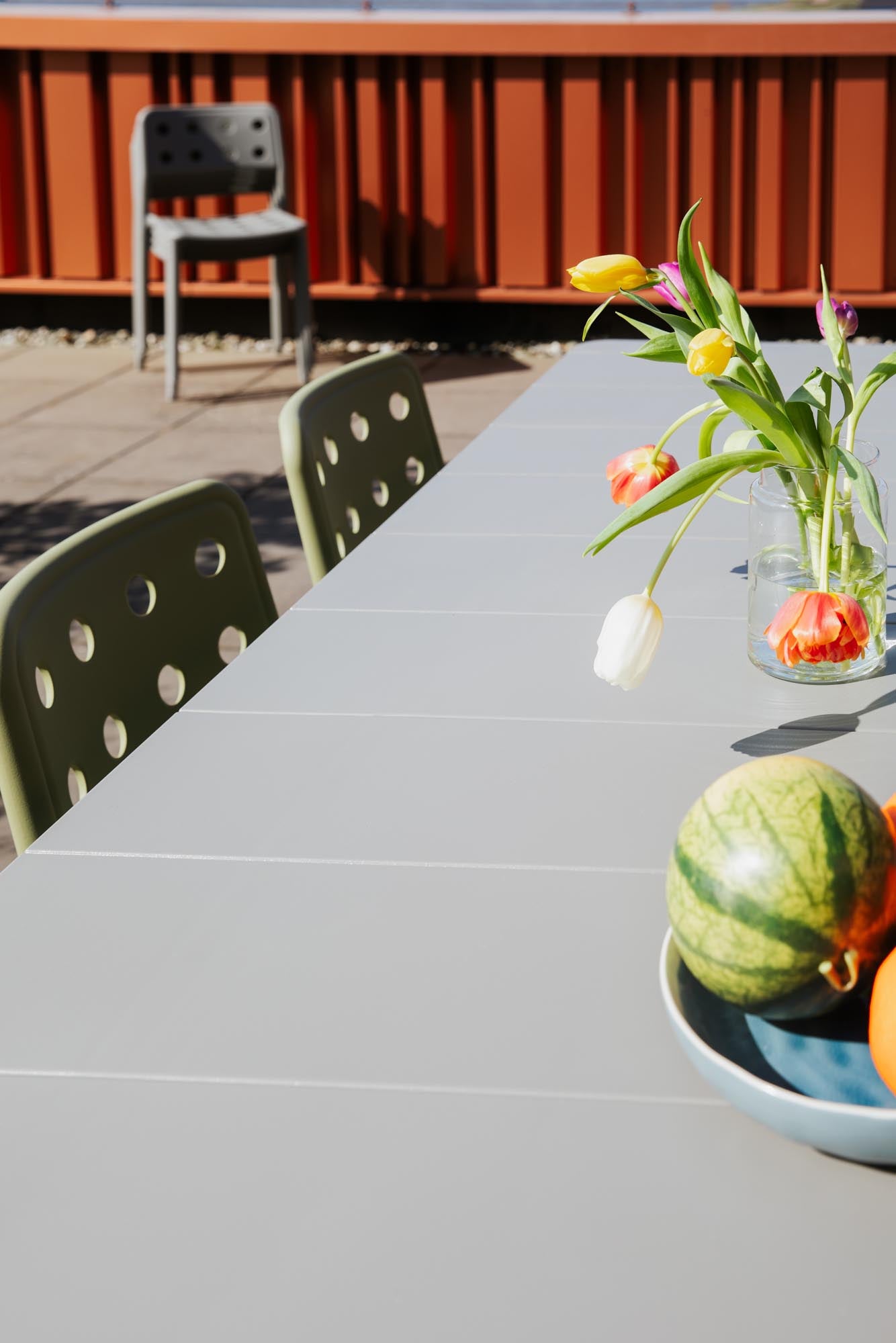 Verleihen Sie Ihrem Garten mit dem Gartentisch Alban 220x100 von White Label Living einen modernen Akzent – ideal für gesellige Runden und langlebig.