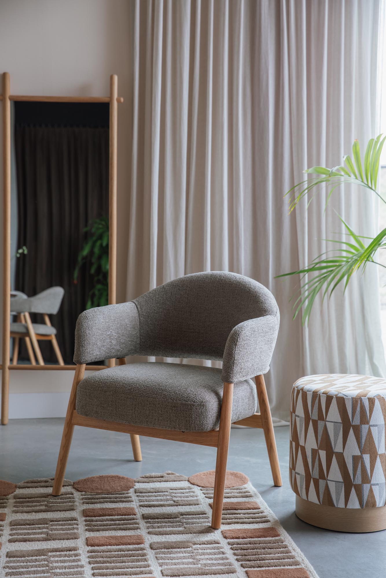 Erleben Sie den Indy Loungesessel Dark Brown von White Label Living – ein eleganter Sessel, der höchsten Sitzkomfort und zeitloses Design bietet.