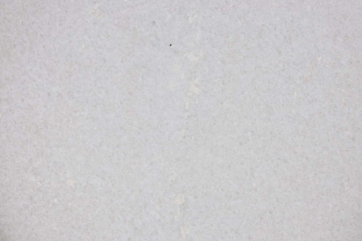 Verleihen Sie Ihrem Raum mit dem Beistelltisch Karrara White von White Label Living einen Hauch von Eleganz. Hochwertiger Marmor trifft auf modernes Design.