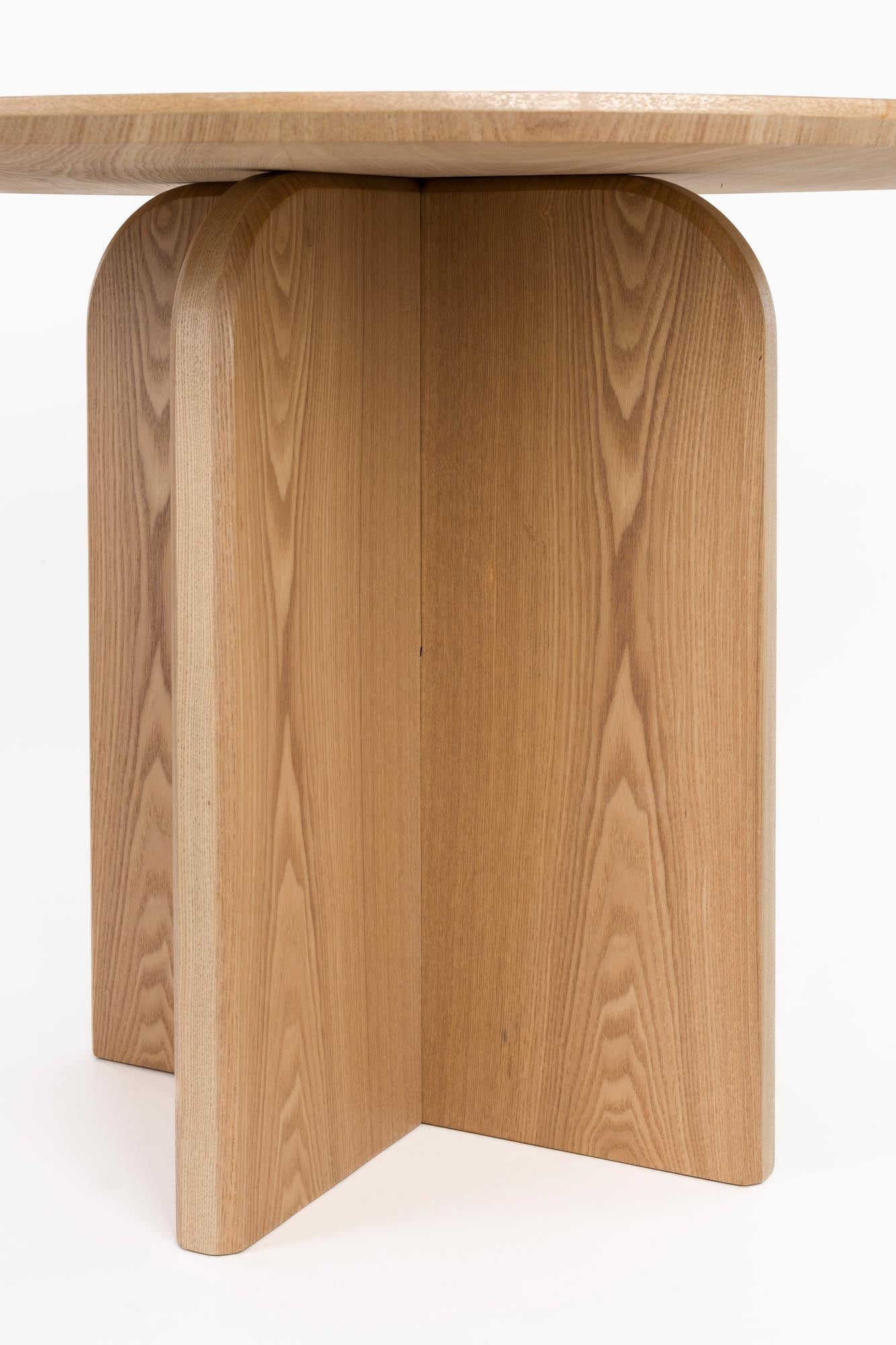 Der Esstisch Laurent Natural von White Label Living vereint Eleganz und Funktionalität. Ideal für 4 Personen, passt er perfekt in jeden Essbereich.