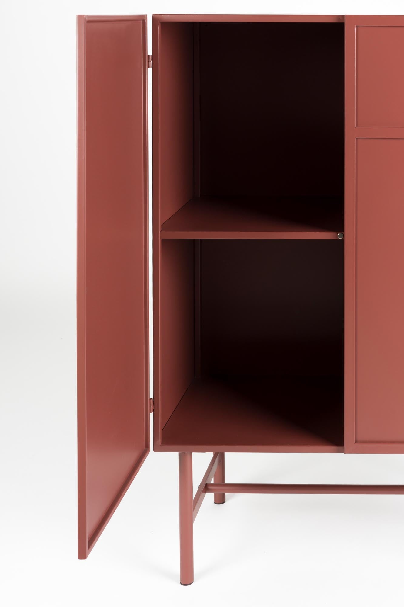 Gestalten Sie Ihr Zuhause mit dem eleganten Cabinet Davis von White Label Living in warmem Terrakotta – ein stilvolles und praktisches Möbelstück.