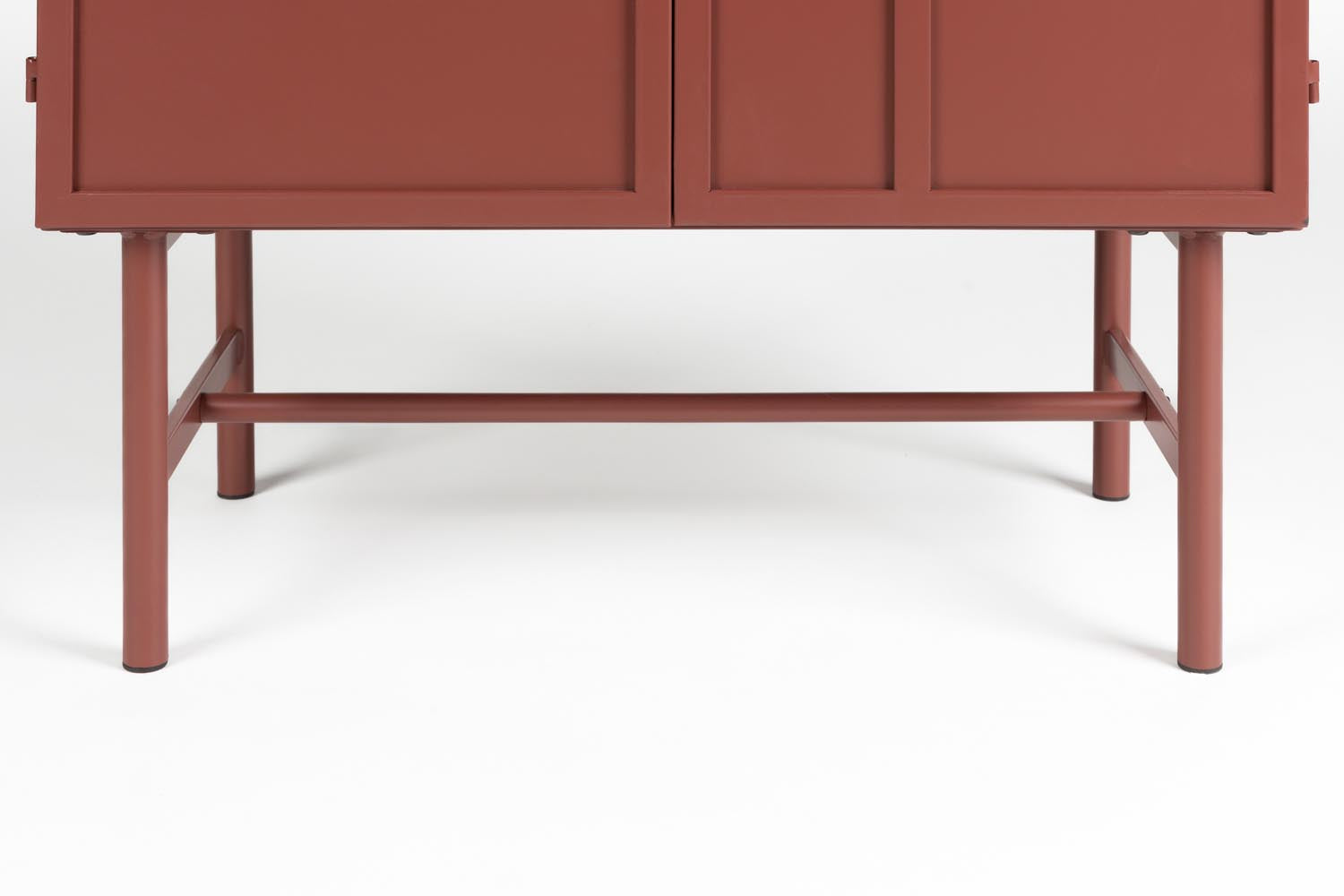 Erleben Sie den Cabinet Davis von White Label Living: Ein stilvolles Terrakotta-Möbelstück, das modernes Design und praktische Aufbewahrung harmonisch kombiniert.