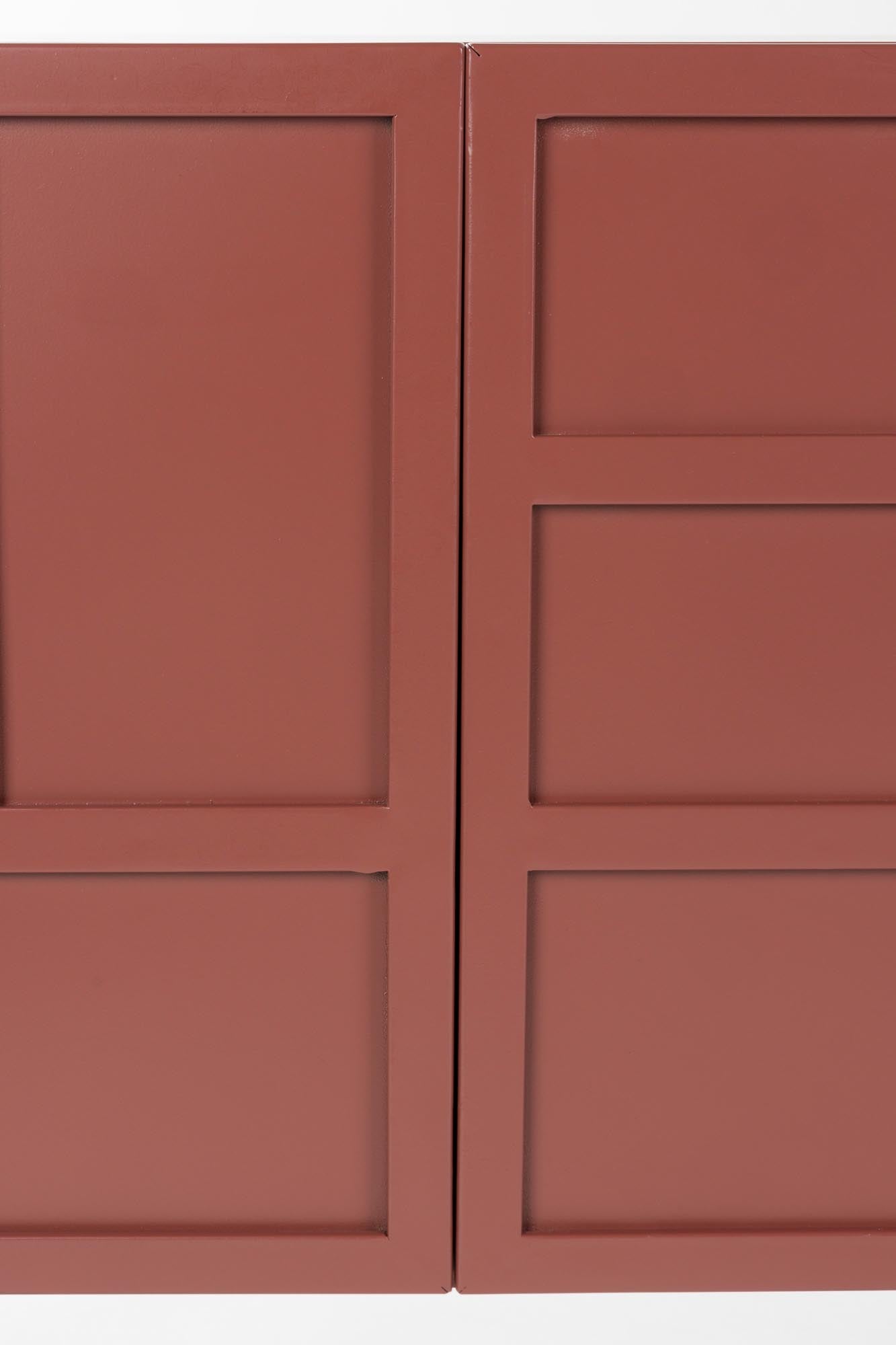 Das Sideboard Davis von White Label Living begeistert mit seinem eleganten Retro-Design und hochwertiger Metallverarbeitung in lebhaftem Terrakotta.