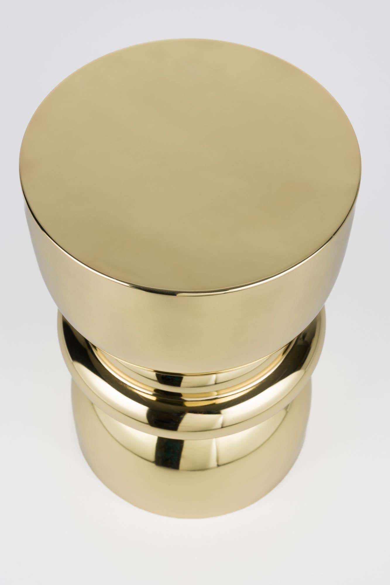 Entdecken Sie den eleganten Beistelltisch Kinga Gold von White Label Living – ein stilvolles Möbelstück, das Funktionalität und Luxus vereint.