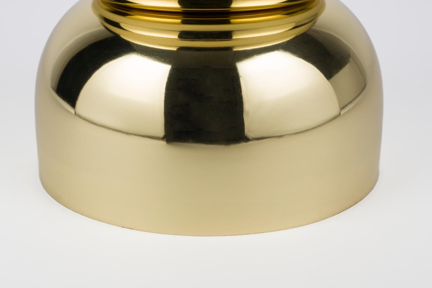 Entdecken Sie den Beistelltisch Kinga Gold von White Label Living – ein stilvolles Möbelstück, das Eleganz und Funktionalität vereint.