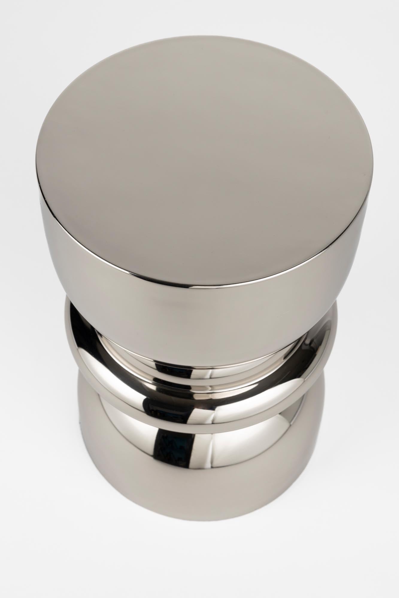 Entdecken Sie den Beistelltisch Kinga Silver von White Label Living – ein elegantes Möbelstück mit skulpturalem Design und hochglänzender Oberfläche, ideal für stilvolle Wohnräume.