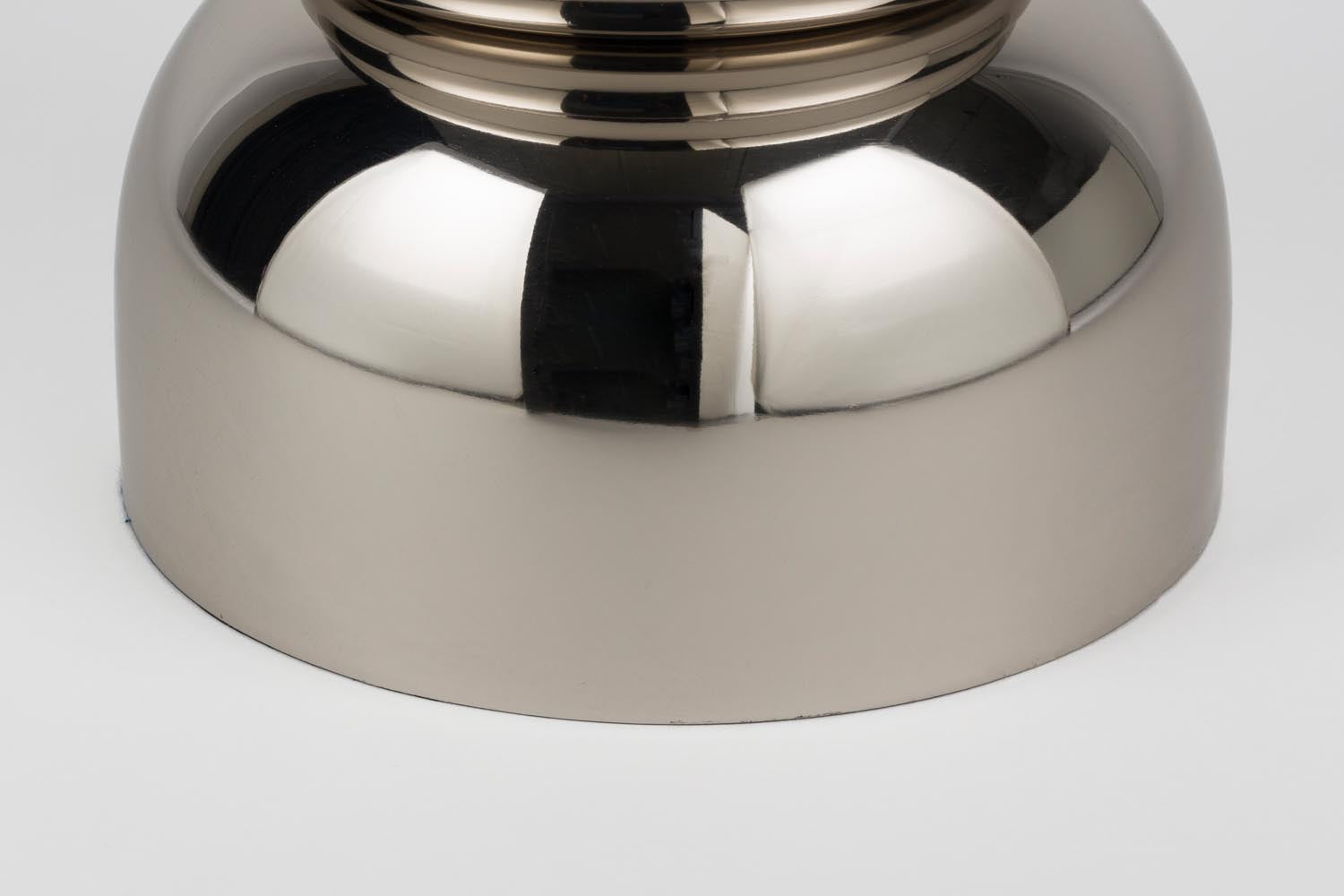 Entdecken Sie den Beistelltisch Kinga Silver von White Label Living – ein elegantes Möbelstück mit skulpturalem Design und hochglänzender Oberfläche, ideal für stilvolle Akzente.